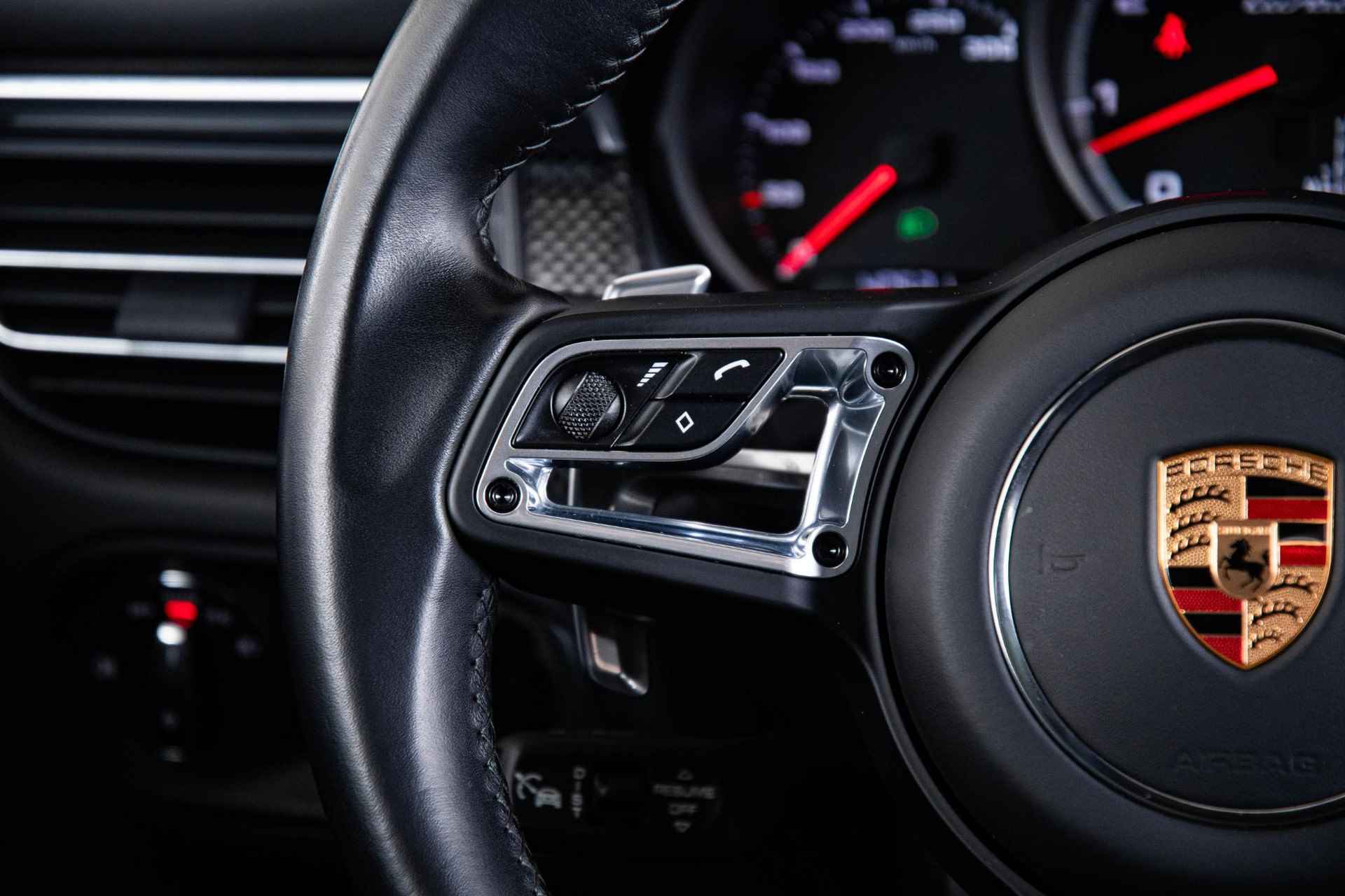 Porsche Macan 2.9 Turbo Panoramadak - Luchtvering - Sportdesign Pakket - Stoelverwaming/ventilatie - Sportuitlaat - Adaptieve Cruise Control - Interieurvoorverwarming - BOSE - Interieurpakket carbon - 40/69