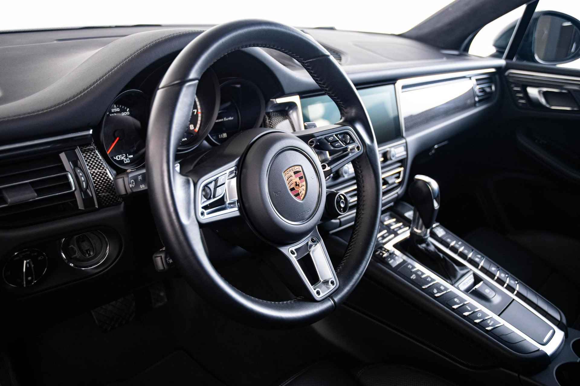 Porsche Macan 2.9 Turbo Panoramadak - Luchtvering - Sportdesign Pakket - Stoelverwaming/ventilatie - Sportuitlaat - Adaptieve Cruise Control - Interieurvoorverwarming - BOSE - Interieurpakket carbon - 55/69