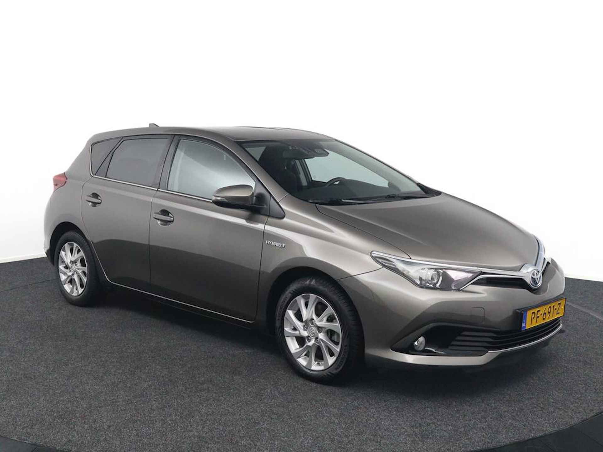 Toyota Auris 1.8 Hybrid Dynamic Go | Navigatie | Parkeersensoren Achter | Alcantara Bekleding | Keyless Entry | - 4/49