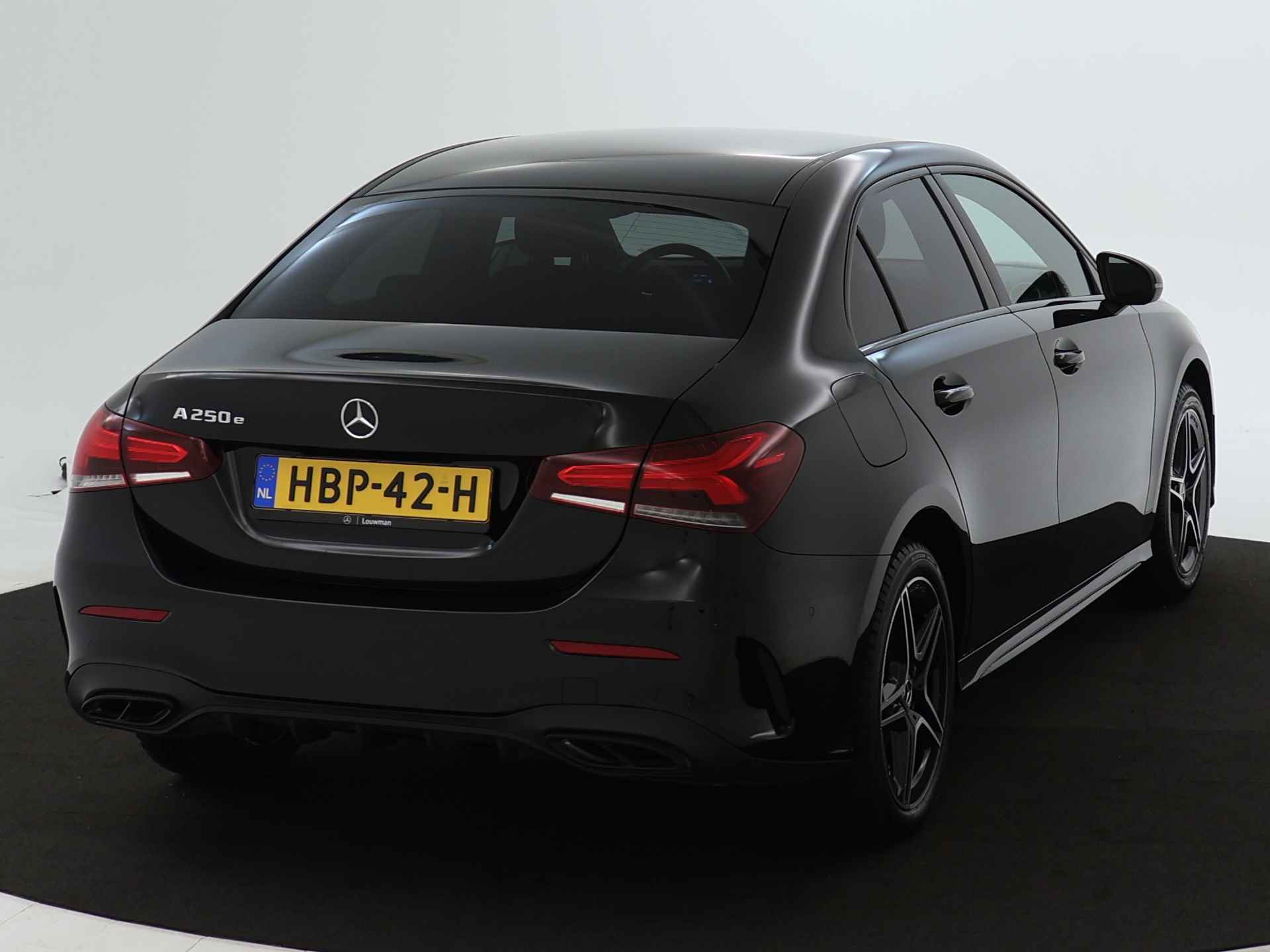 Mercedes-Benz A-Klasse 250 e AMG Plug-In Hybride | AMG Styling | Night Pakket | Stoelverwarming | Pricacy glass | Inclusief 24 maanden MB Certified garantie voor Europa. - 17/47