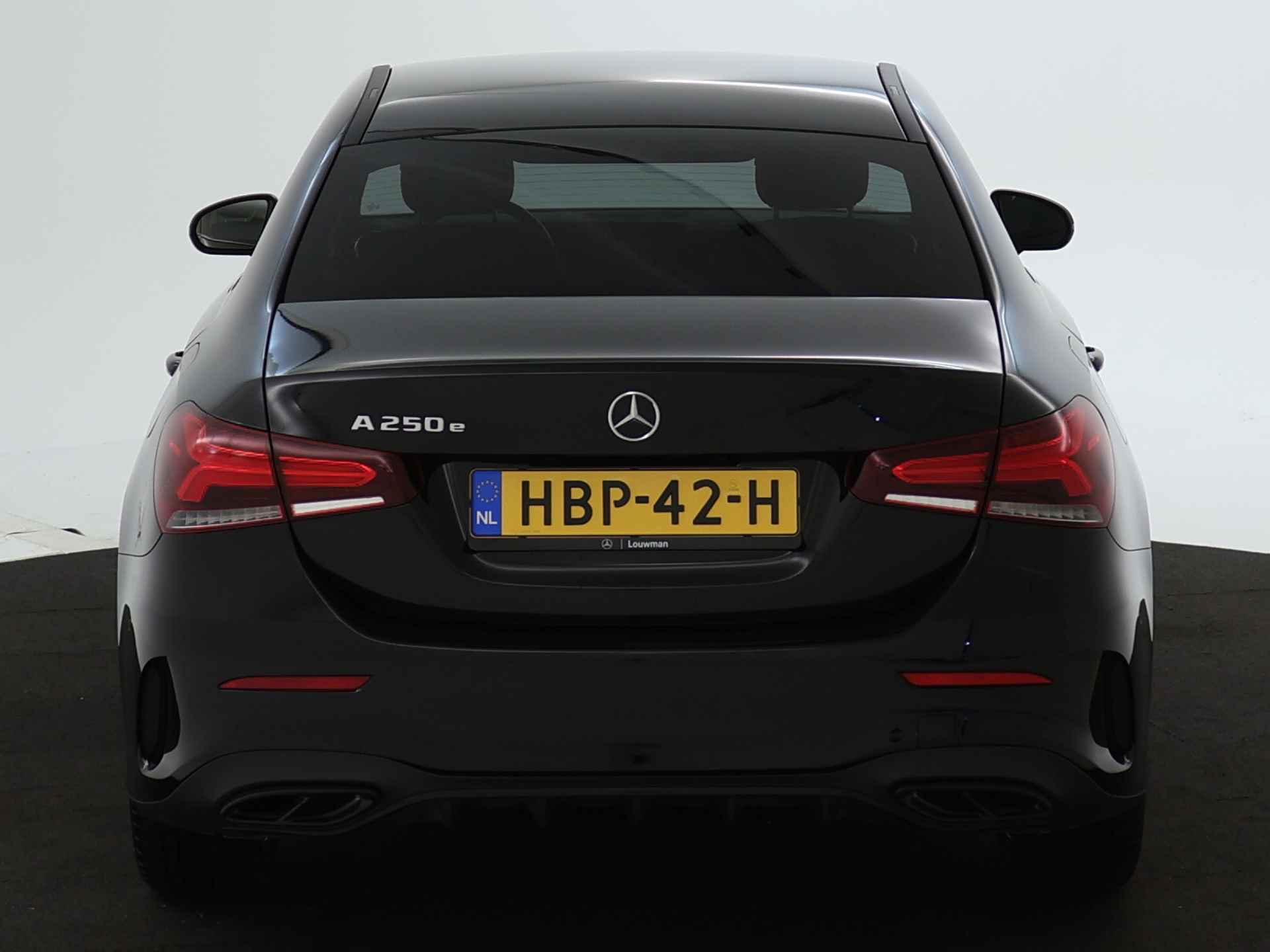 Mercedes-Benz A-Klasse 250 e AMG Plug-In Hybride | AMG Styling | Night Pakket | Stoelverwarming | Pricacy glass | Inclusief 24 maanden MB Certified garantie voor Europa. - 29/47