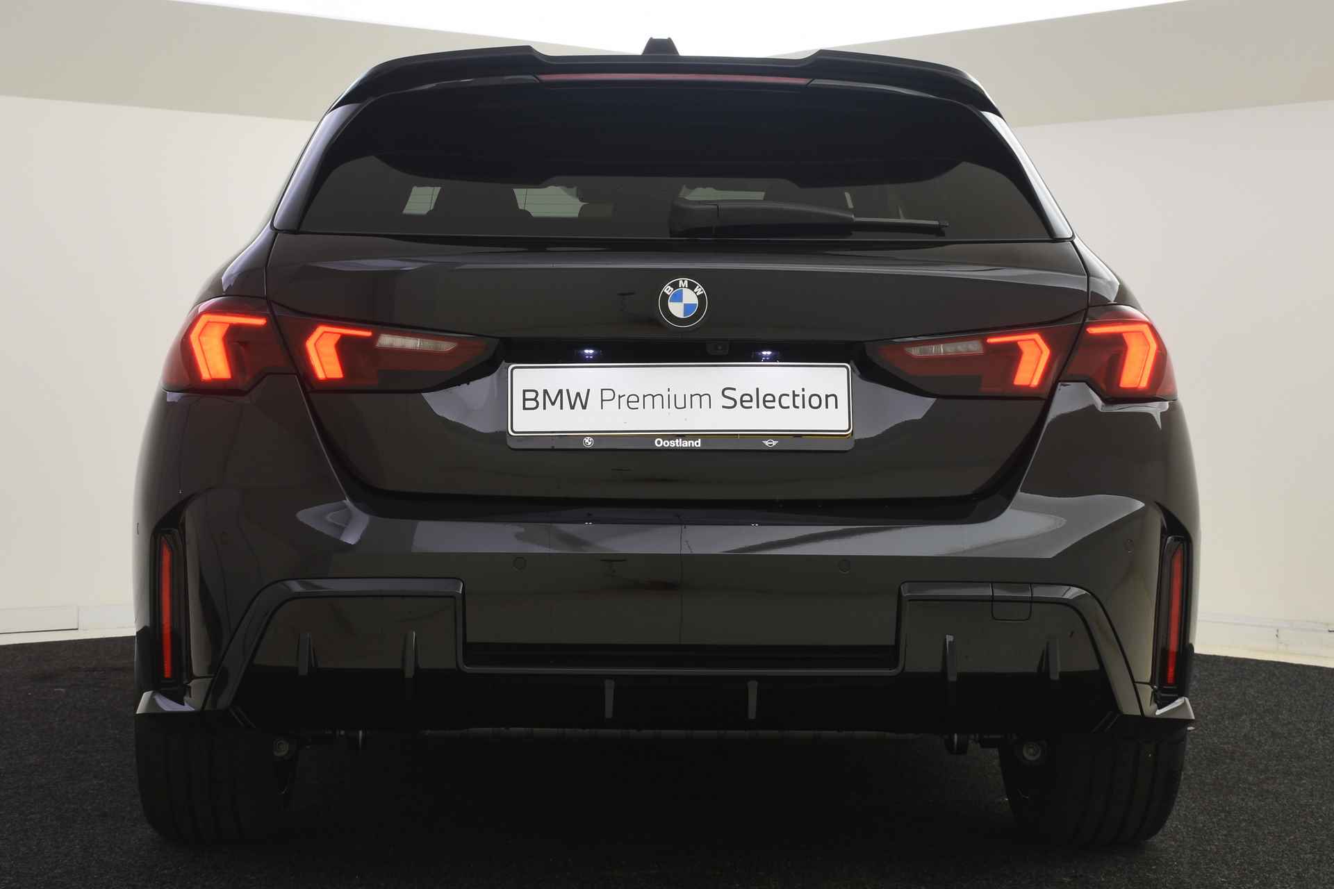 BMW 1-serie 120 M Sport Automaat / Panoramadak / Sportstoelen / Adaptieve LED / M Adaptief onderstel / Comfort Access / Parking Assistant - 24/40