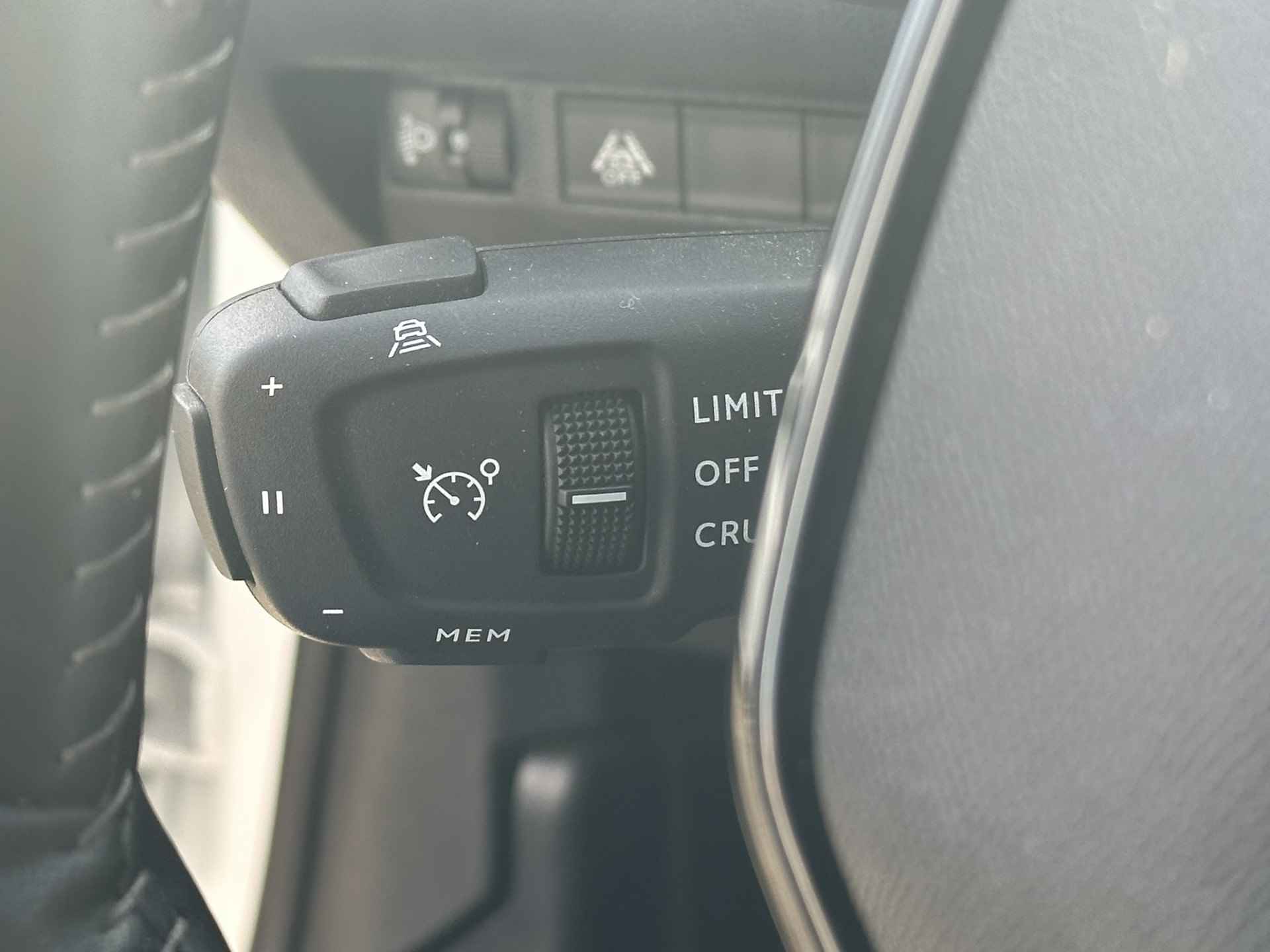 Peugeot 208 1.2 100pk PureTech Allure | Pano | LED | ECC | Adapt Cruise | PDC incl. Camera | Apple Carplay | Stoelverwarming - 24/69