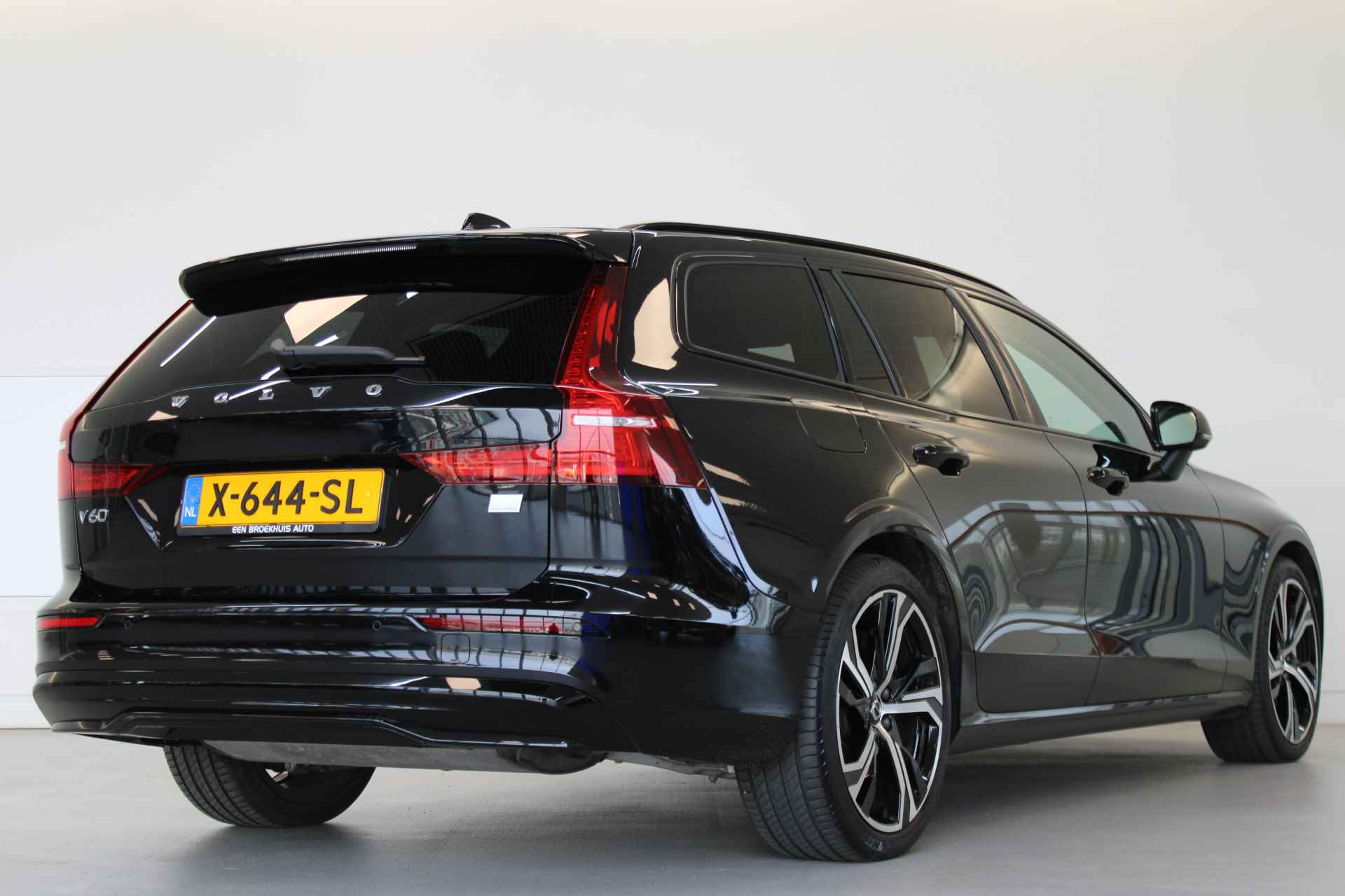 Volvo V60 T6 350PK AWD Plus Dark | Keyless Entry | 19'' | Getint Glas | Achterb verw - 3/53