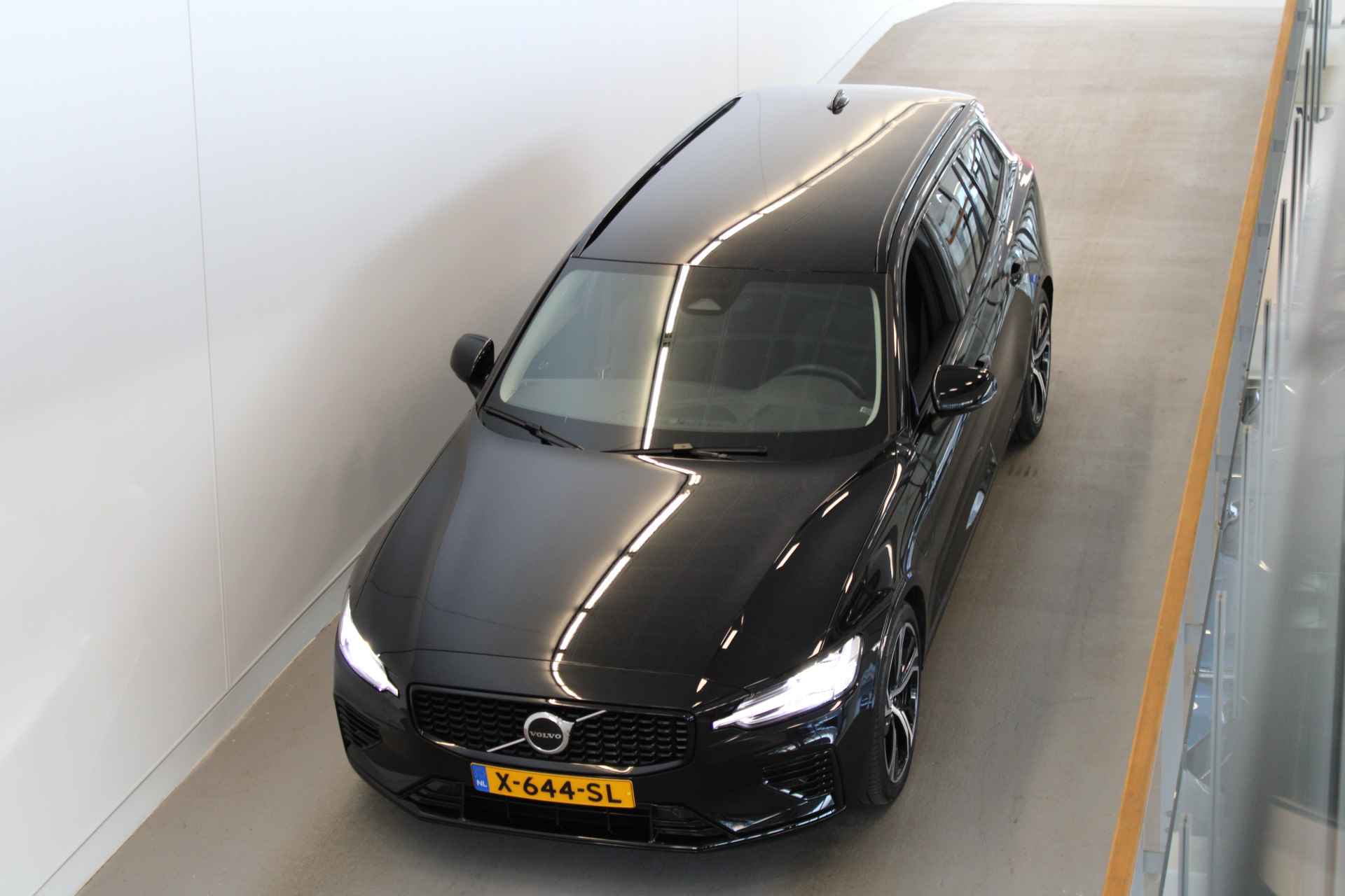 Volvo V60 T6 350PK AWD Plus Dark | Keyless Entry | 19'' | Getint Glas | Achterb verw - 23/53