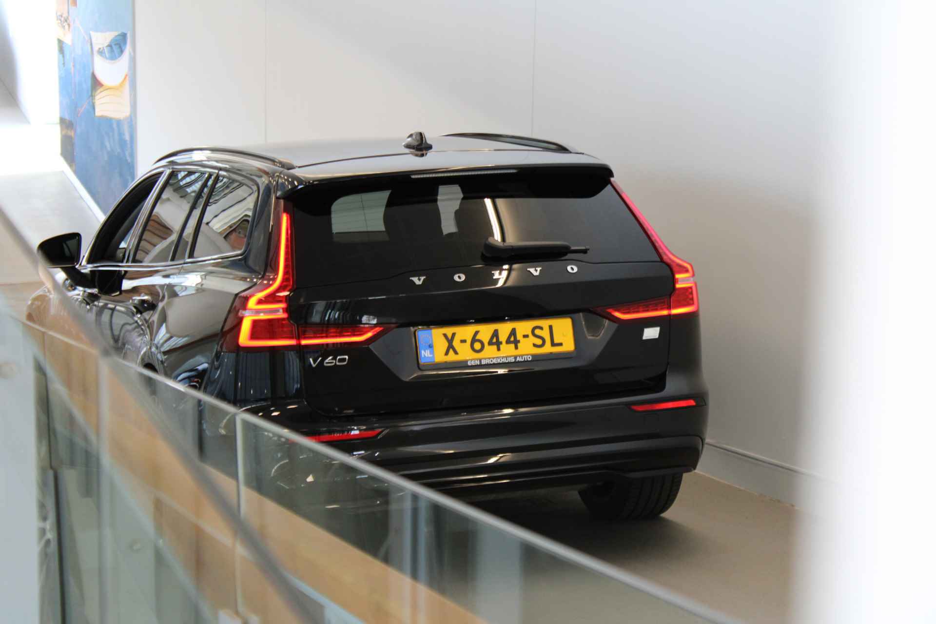 Volvo V60 T6 350PK AWD Plus Dark | Keyless Entry | 19'' | Getint Glas | Achterb verw - 52/53