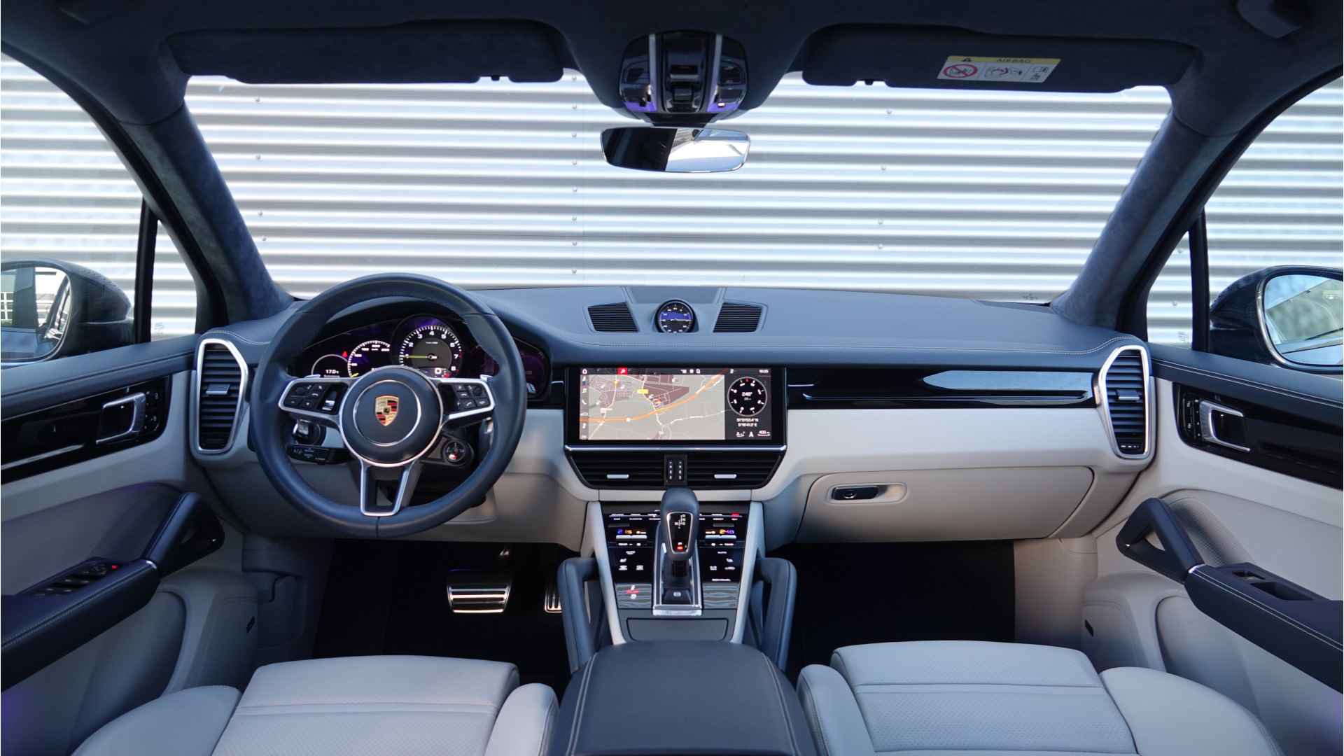 Porsche Cayenne 3.0 E-Hybrid | Panoramadak | Sport Chrono | Luchtvering | Trekhaak | - 18/44