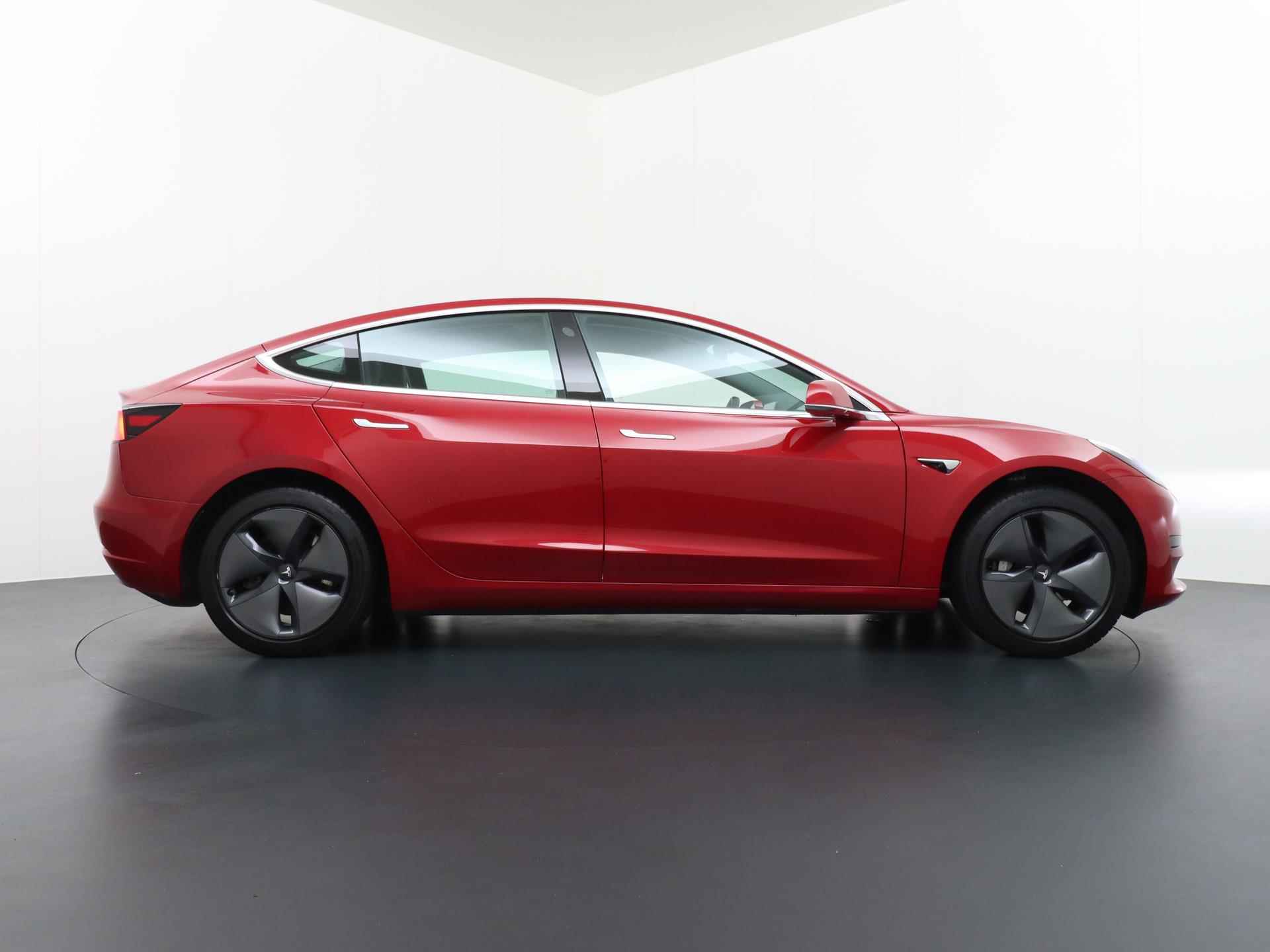 Tesla Model 3 Standard RWD Plus 60 kWh VAN 25.900 VOOR 20.877 EINDEJAARSVOORDEEL 5.023 | RIJKLAAR INCL. 12 MAANDEN BOVAGGARANTIE - 9/45