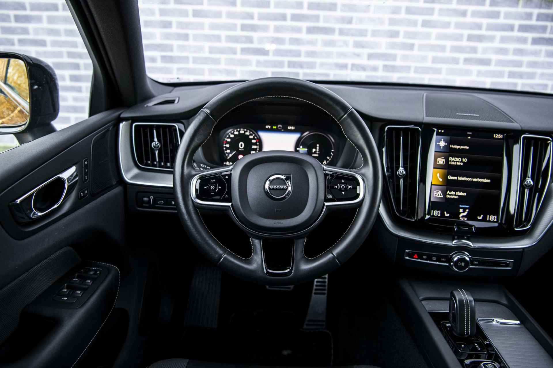 Volvo XC60 2.0 Recharge T6 AWD R-Design | Panoramadak | Trekhaak | Donker Glas | Stoel en Stuurverwarming | Head Up Display | Gelamineerd Glas | - 4/39