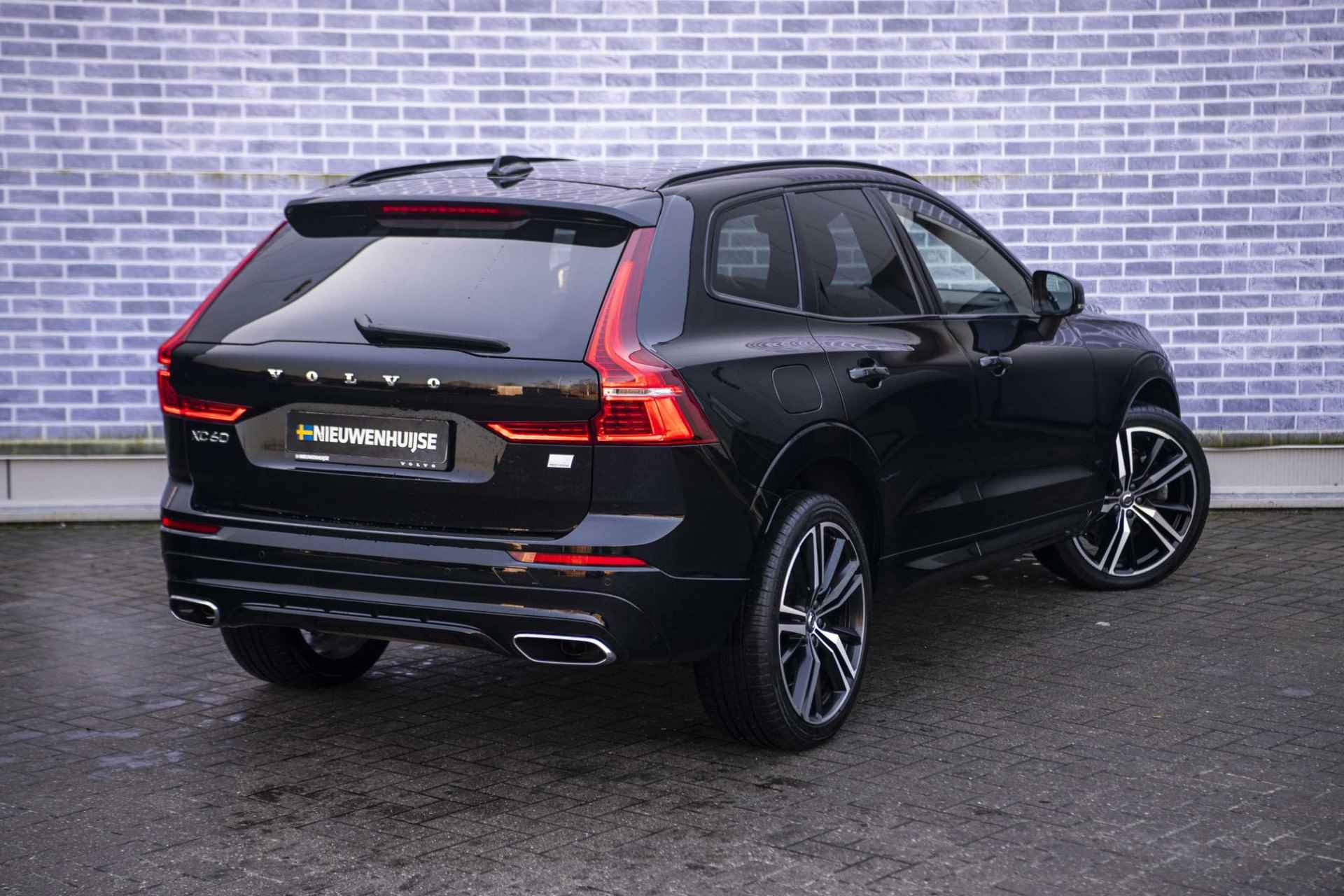 Volvo XC60 2.0 Recharge T6 AWD R-Design | Panoramadak | Trekhaak | Donker Glas | Stoel en Stuurverwarming | Head Up Display | Gelamineerd Glas | - 17/39