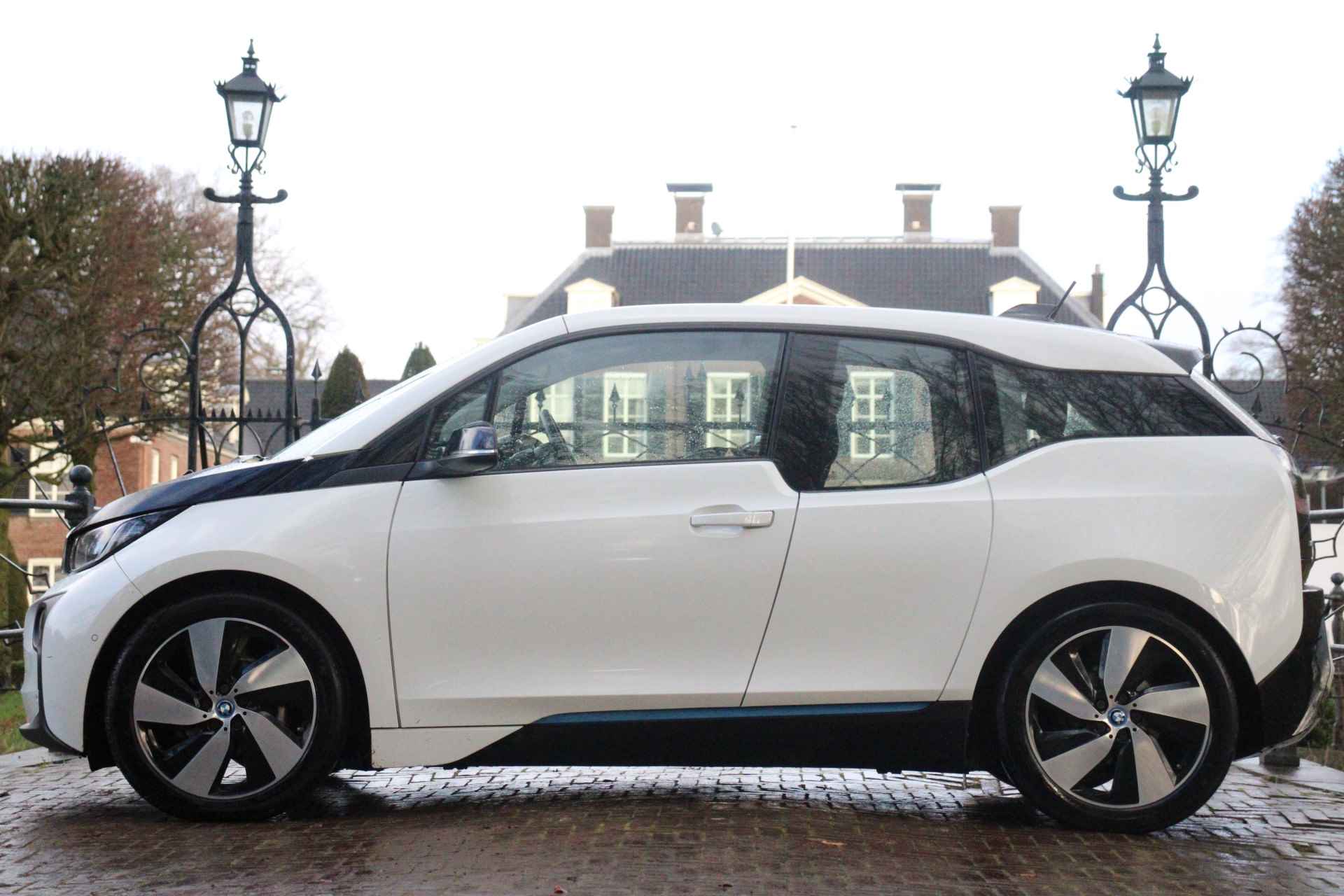 BMW i3 BASIS COMFORT ADVANCE 22 KWH | NAVI-PROF | CAMERA | CLIMA | STOELVERWARMING | CRUISE | LM. VELGEN | PARK SENS V+A - 2/50