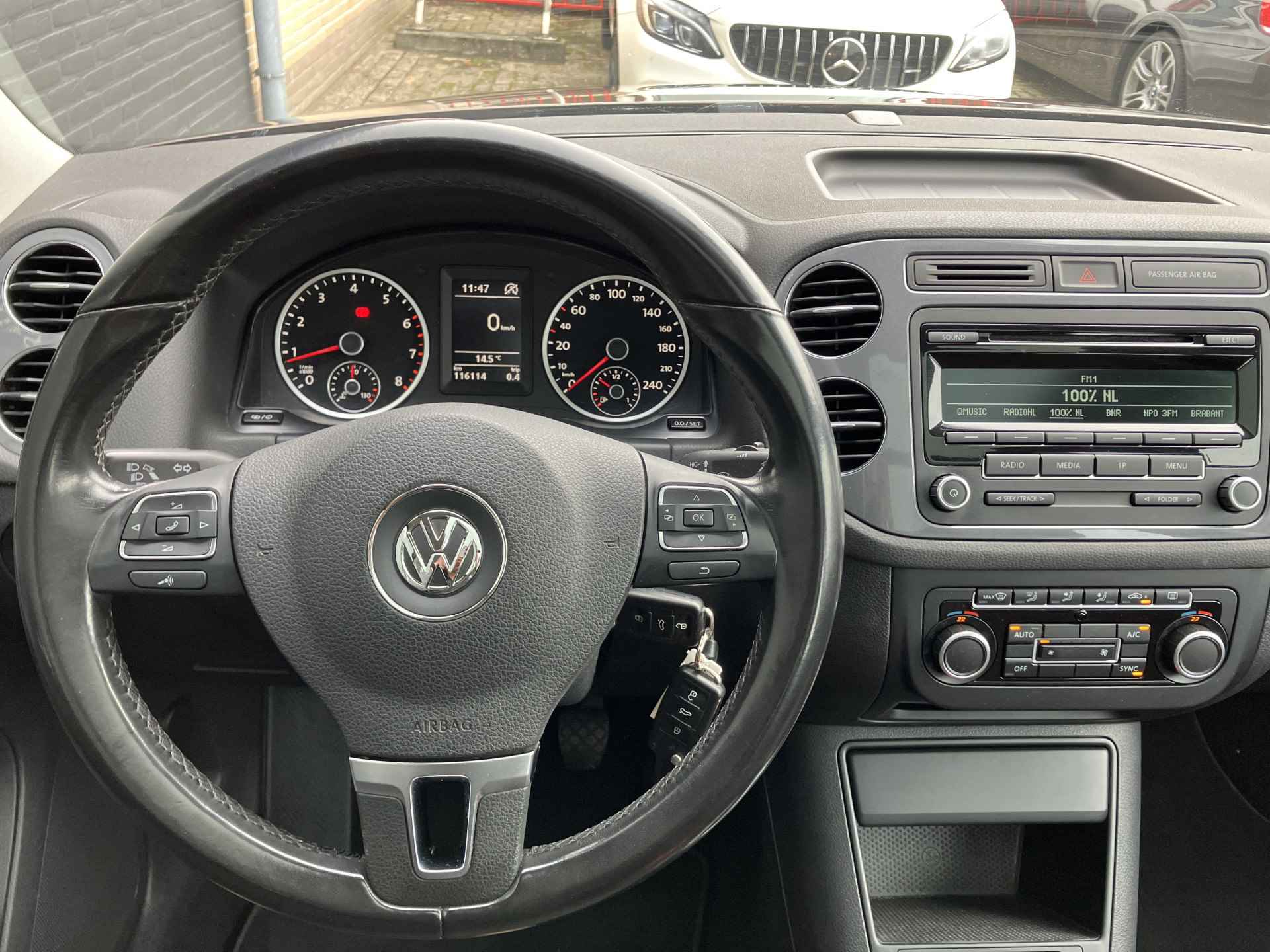 Volkswagen Tiguan 1.4 TSI Sport&Style 123 pk | panoramadak | trekhaak 1600 kg | climate control | parkeersensoren - 25/35