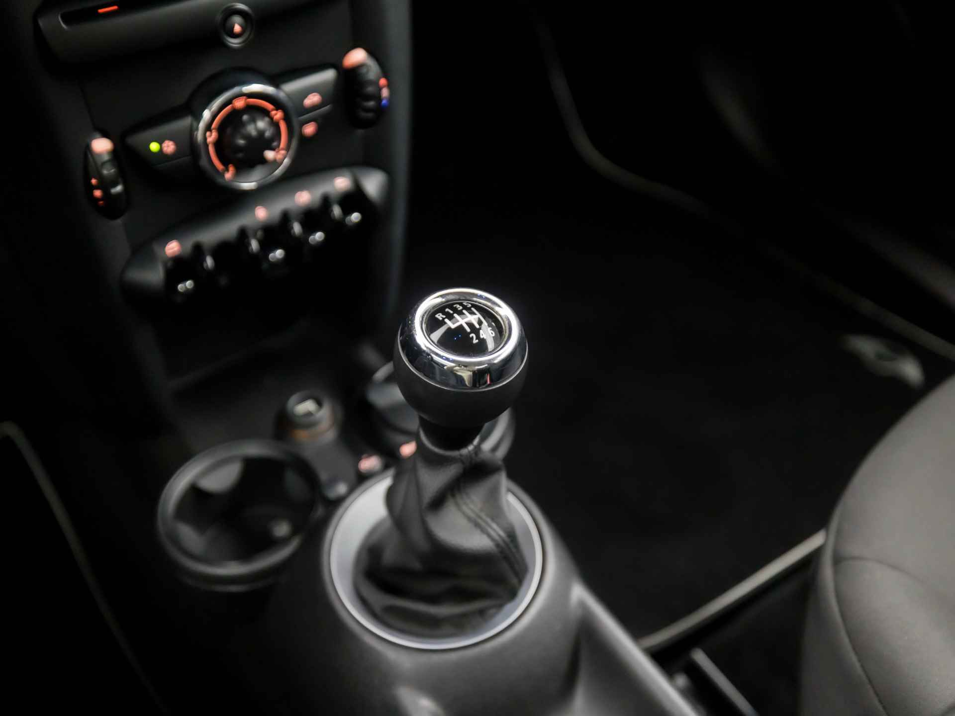 MINI Mini 1.6 One Sport (AIRCO, RADIO, ARMSTEUN, SPORTSTOELEN, ELEK PAKKET, LM VELGEN, NIEUWE APK, NIEUWSTAAT) - 10/24