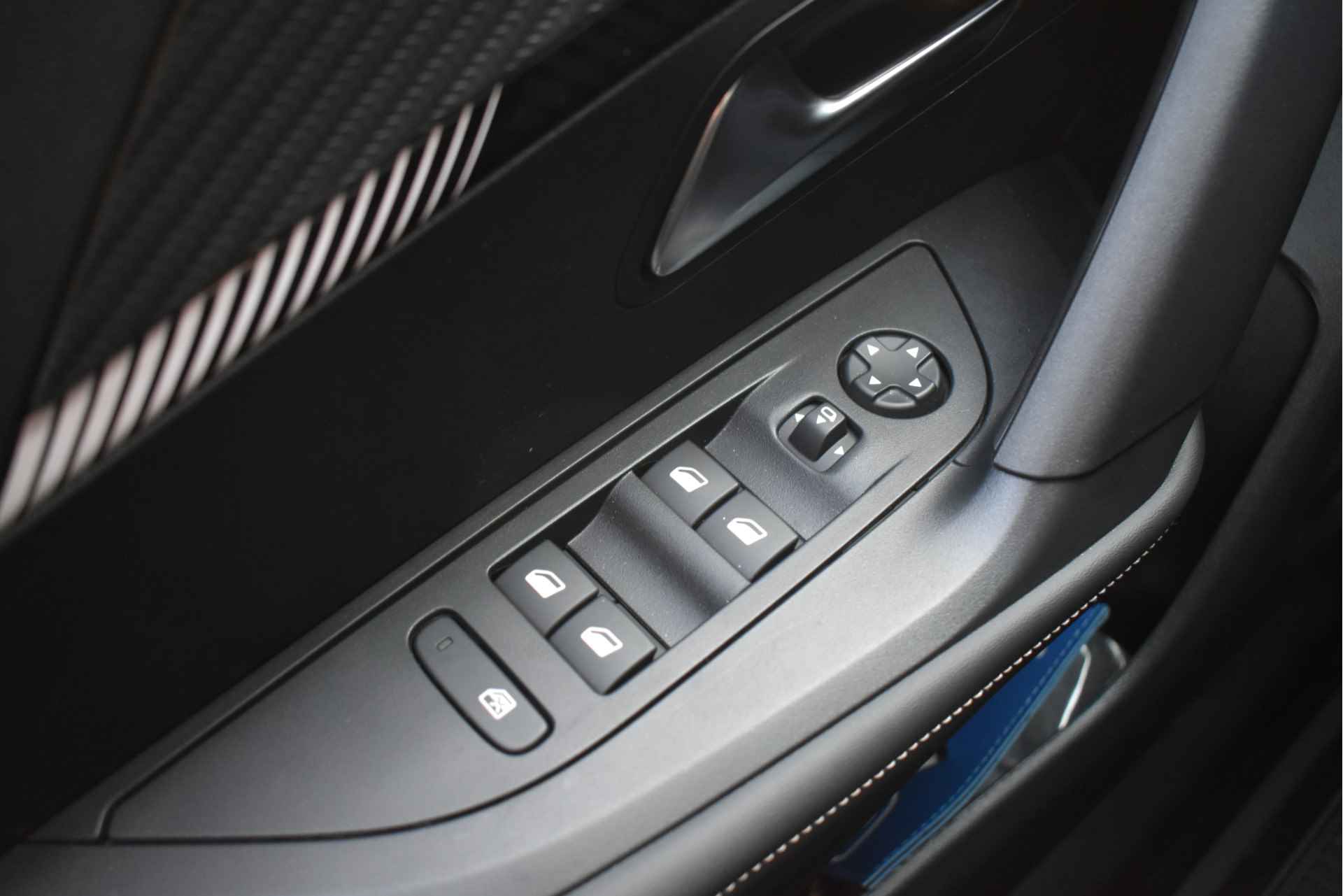 Peugeot 2008 1.2 PureTech 100 Allure DEMO-DEAL! | NW Model! | Adaptive Cruise | 360 Camera | Keyless-Entry | Navigatie Pro | Dodehoek-Detecti - 23/52