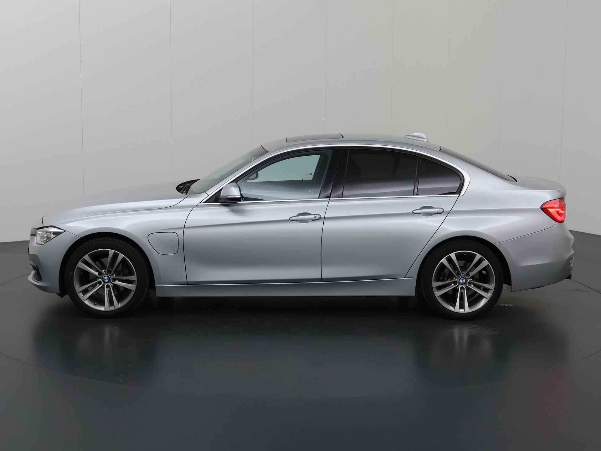 BMW 3-serie 330e Centennial High Executive Sportline | Schuif-/kanteldak | Navigatie | Sportstoelen | Parkeersensoren | Stoelverwarming | Keyless Go | Carplay | Stoelverwarming | - 6/37