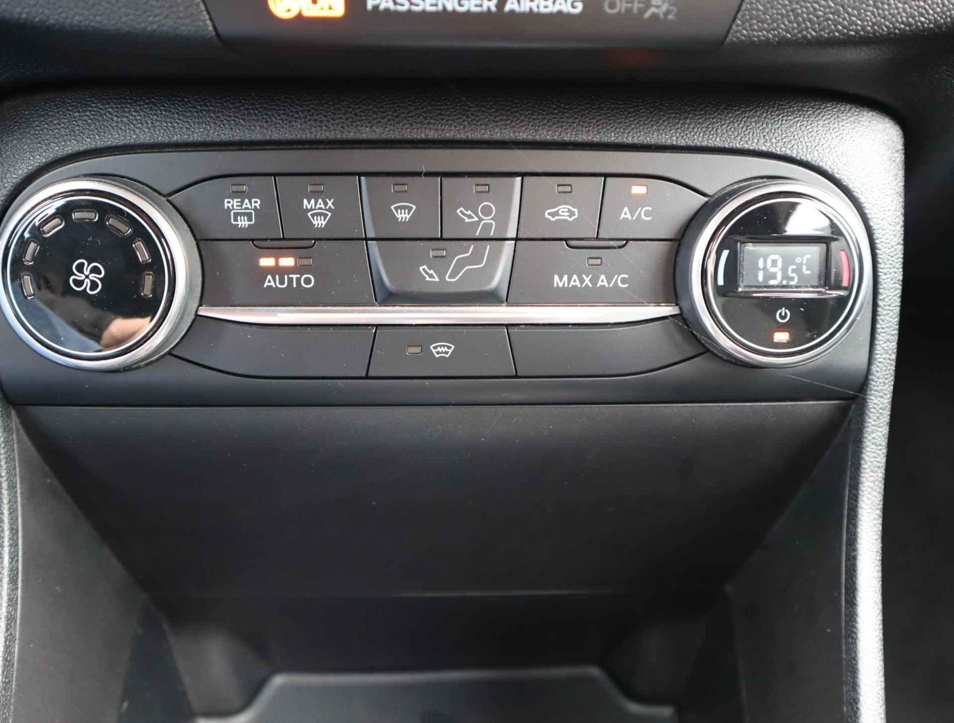 Ford Fiesta 1.0 EcoBoost Titanium | Trekhaak | Navigatie | Camera | B&0 | Adaptieve Cruise Control | Parkeerhulp | Voorruitverwarming - 26/49