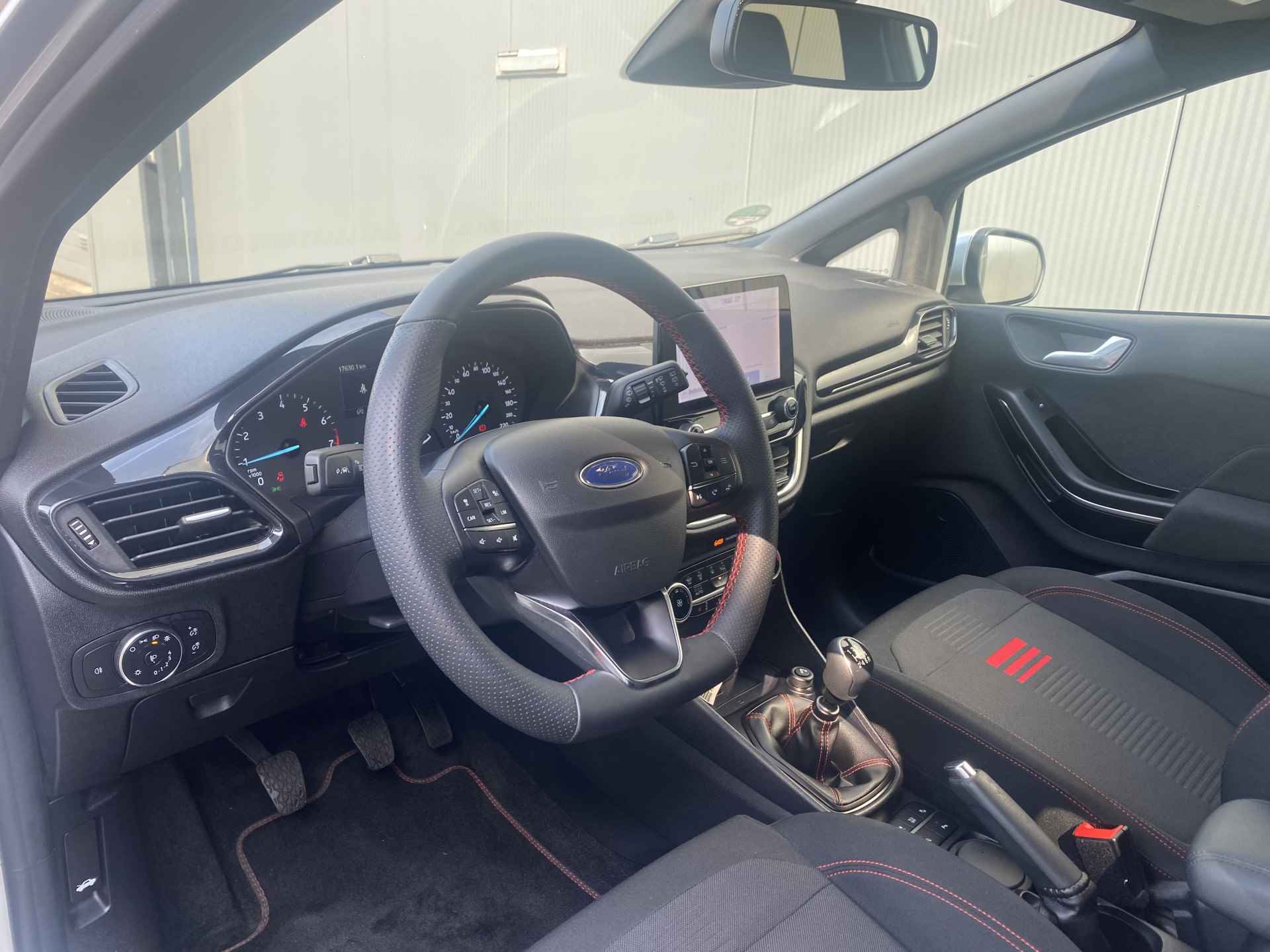 Ford Fiesta 1.0 EcoBoost 100pk ST-Line | Led | Climate | Camera | Carplay | Keyless | Navigatie | Winterpakket | 17" Lichtmetaal | Parkeer A - 16/32