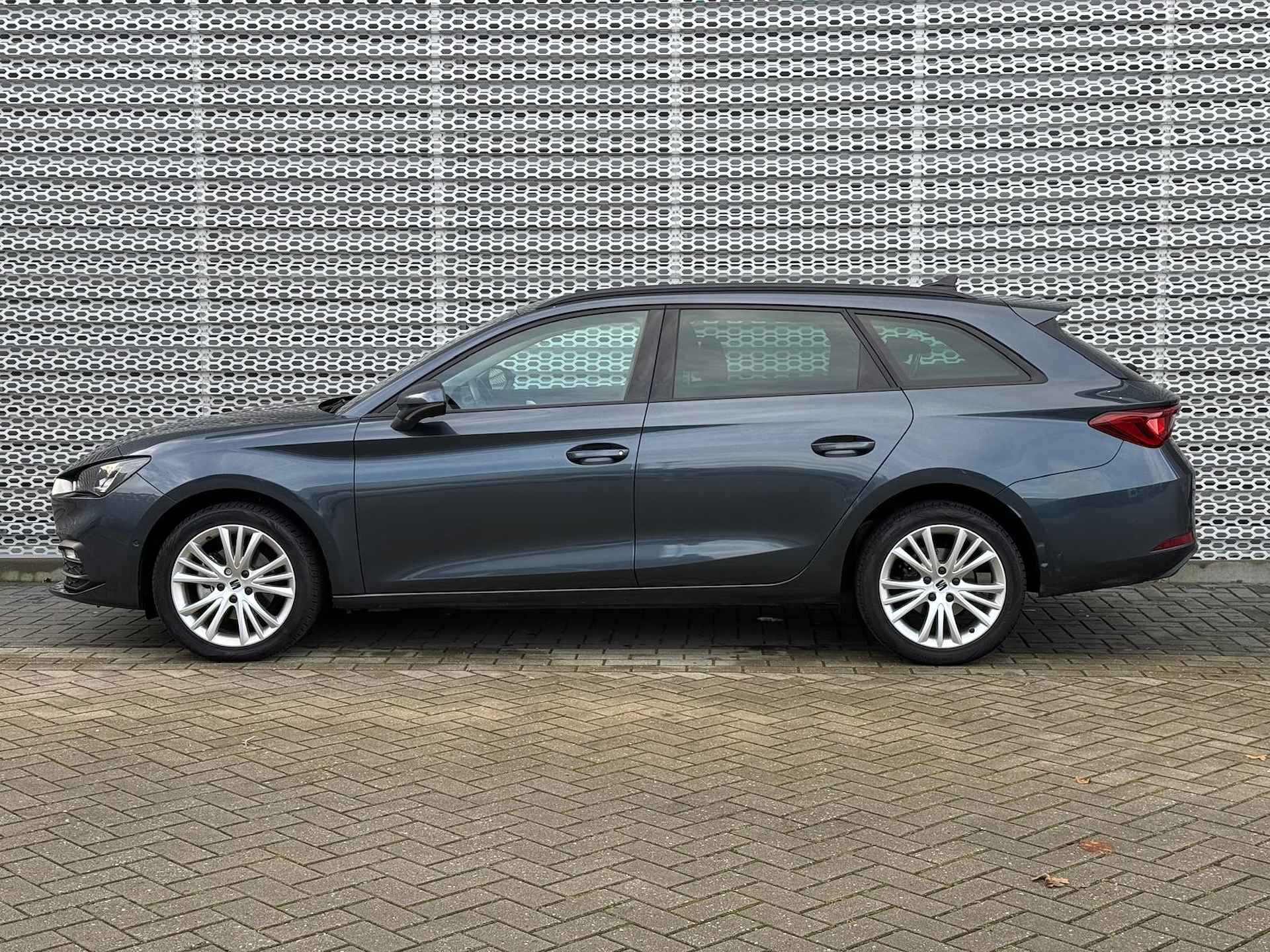 SEAT Leon Sportstourer 1.0 TSI 110PK Style Business Intense / Digitale Cockpit / Achteruitrijcamera / 17" LMV / LED - 5/32