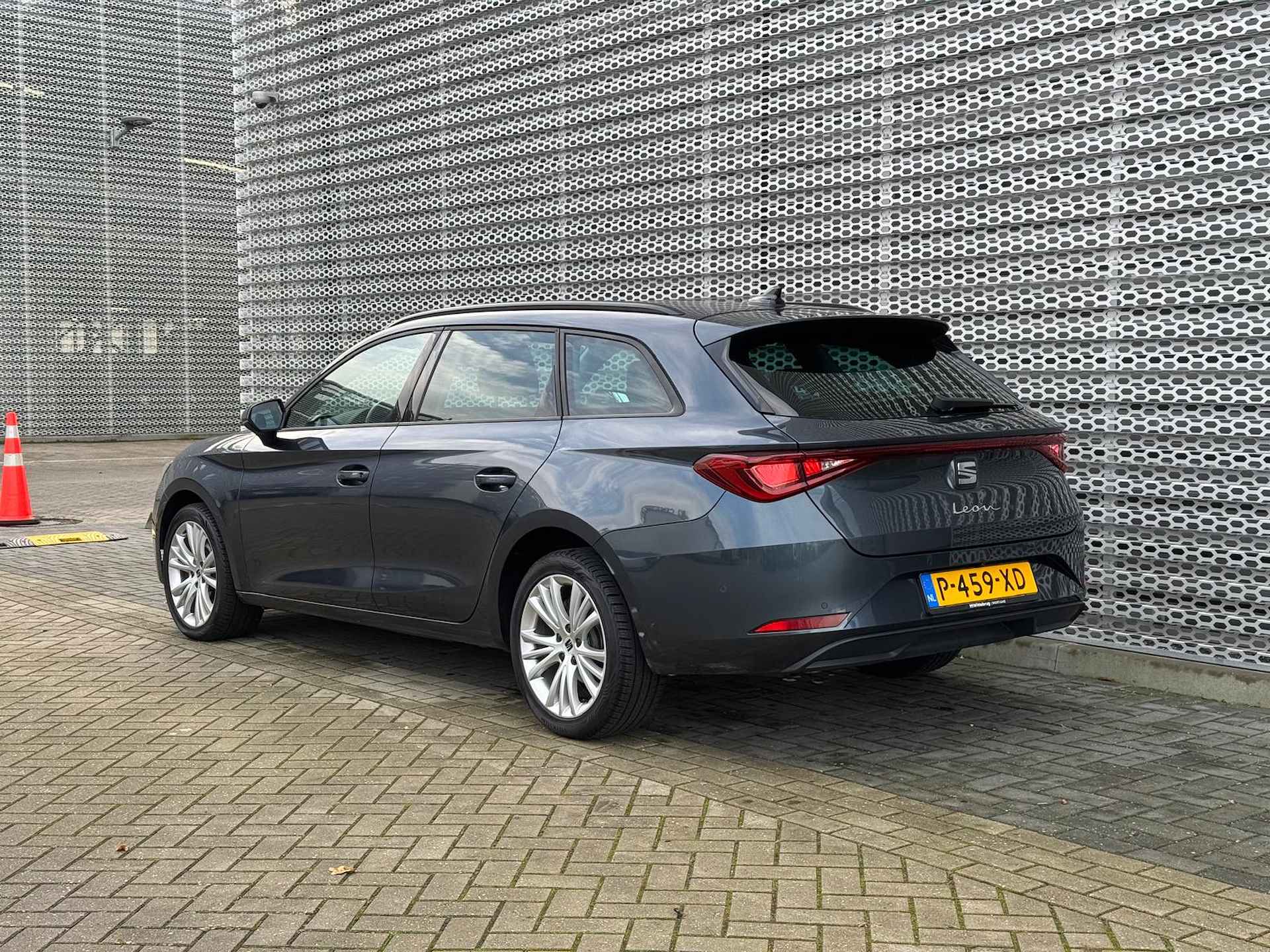 SEAT Leon Sportstourer 1.0 TSI 110PK Style Business Intense / Digitale Cockpit / Achteruitrijcamera / 17" LMV / LED - 6/32