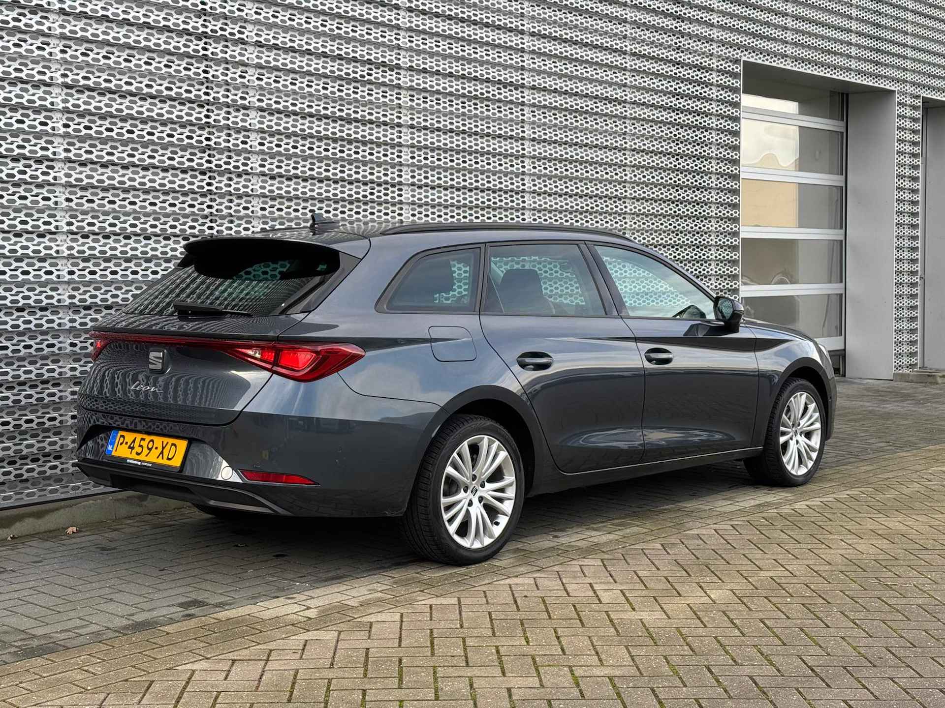 SEAT Leon Sportstourer 1.0 TSI 110PK Style Business Intense / Digitale Cockpit / Achteruitrijcamera / 17" LMV / LED - 8/32