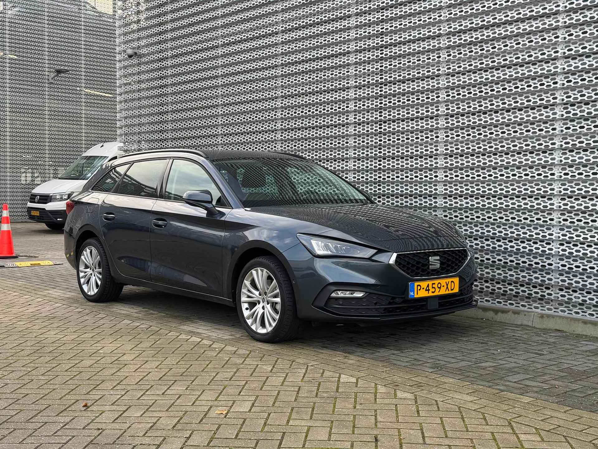 SEAT Leon Sportstourer 1.0 TSI 110PK Style Business Intense / Digitale Cockpit / Achteruitrijcamera / 17" LMV / LED - 10/32