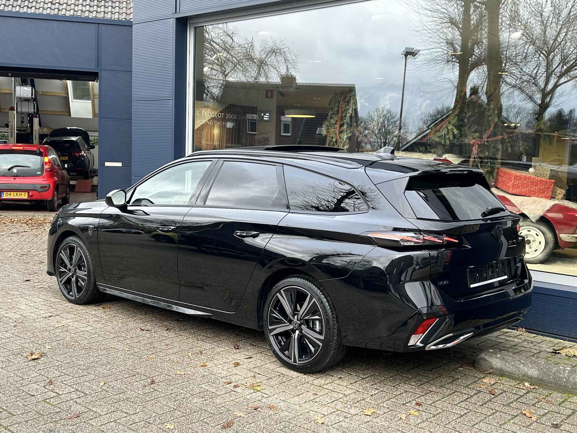 Peugeot 308 SW 1.2 Hybrid 136 e-DCS6 GT | Hybride Automaat | Navigatie | Navigatie | Digitaal Dashboard | 360 Graden Camera | Adaptieve Cruise Control | Dode Hoek detectie | Keyless Entry | Handsfree Kofferklep | Stoelverwarming | Alcantara Interieur | 18" PORTLAND Velgen - 3/53