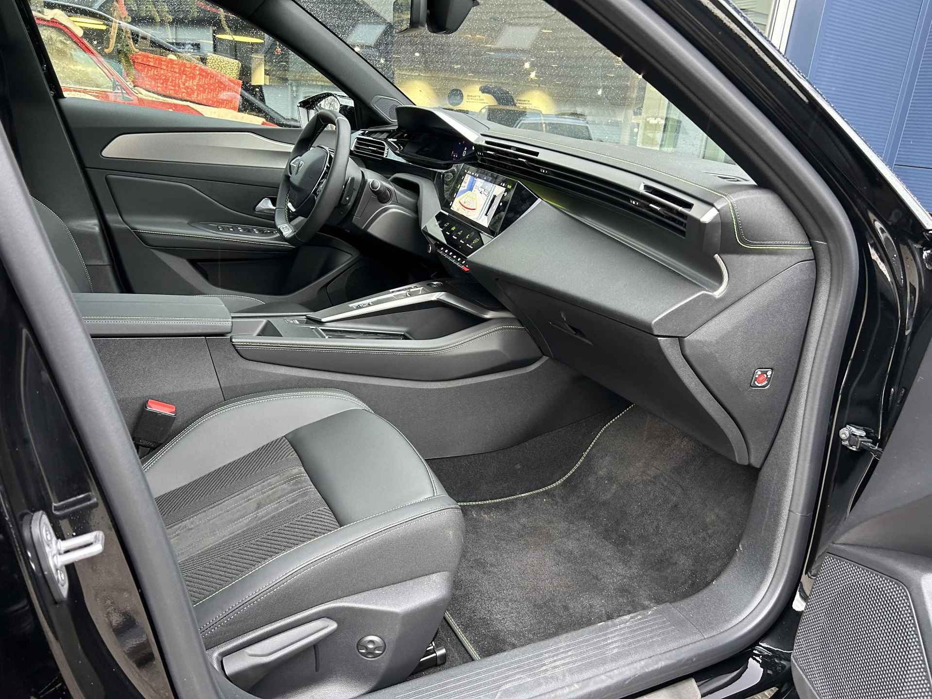 Peugeot 308 SW 1.2 Hybrid 136 e-DCS6 GT | Hybride Automaat | Navigatie | Navigatie | Digitaal Dashboard | 360 Graden Camera | Adaptieve Cruise Control | Dode Hoek detectie | Keyless Entry | Handsfree Kofferklep | Stoelverwarming | Alcantara Interieur | 18" PORTLAND Velgen - 23/53