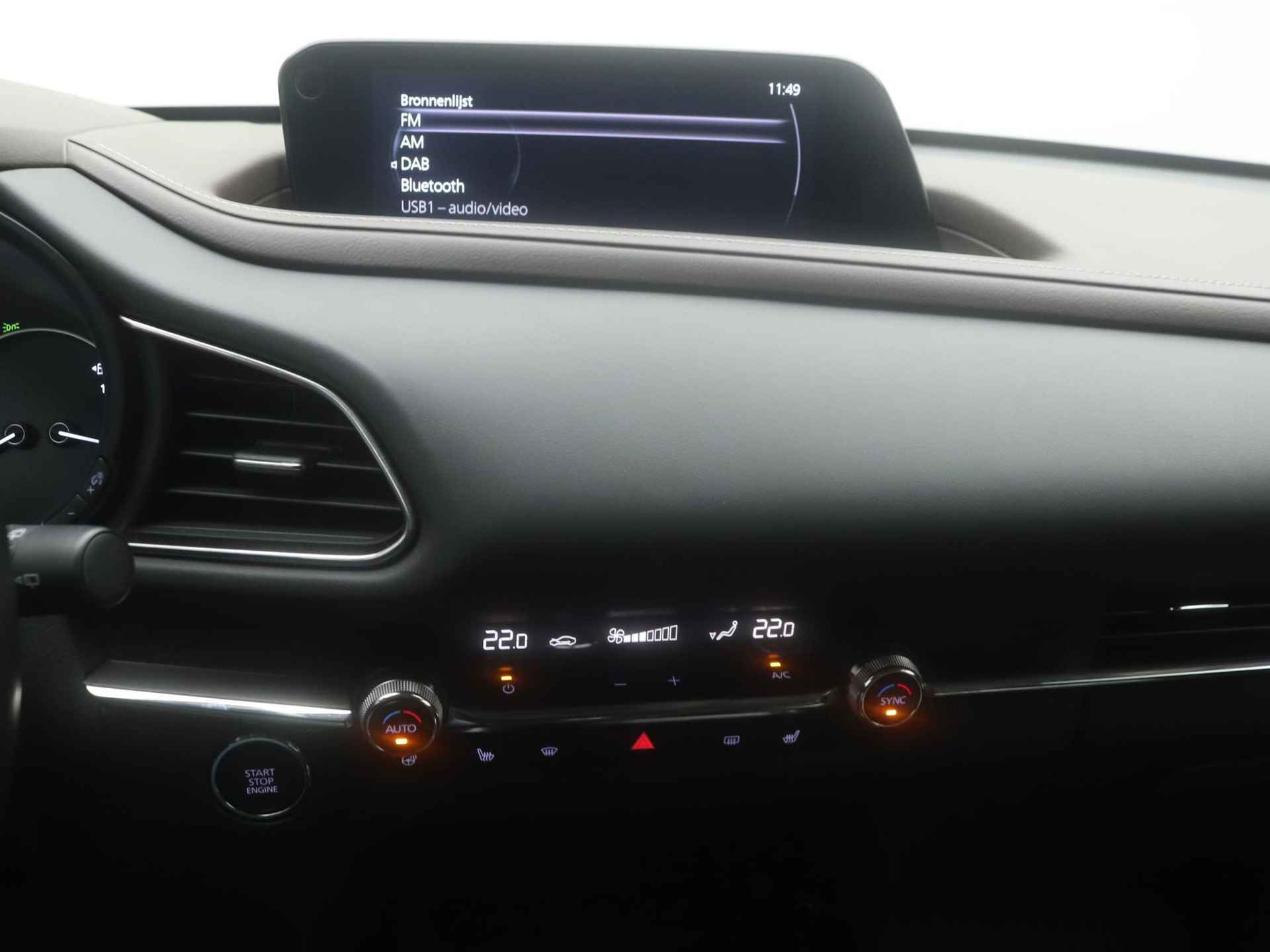 Mazda CX-30 2.0 SkyActiv-X Luxury i-Activesense AWD met all-weather banden : dealer onderhouden - 32/46