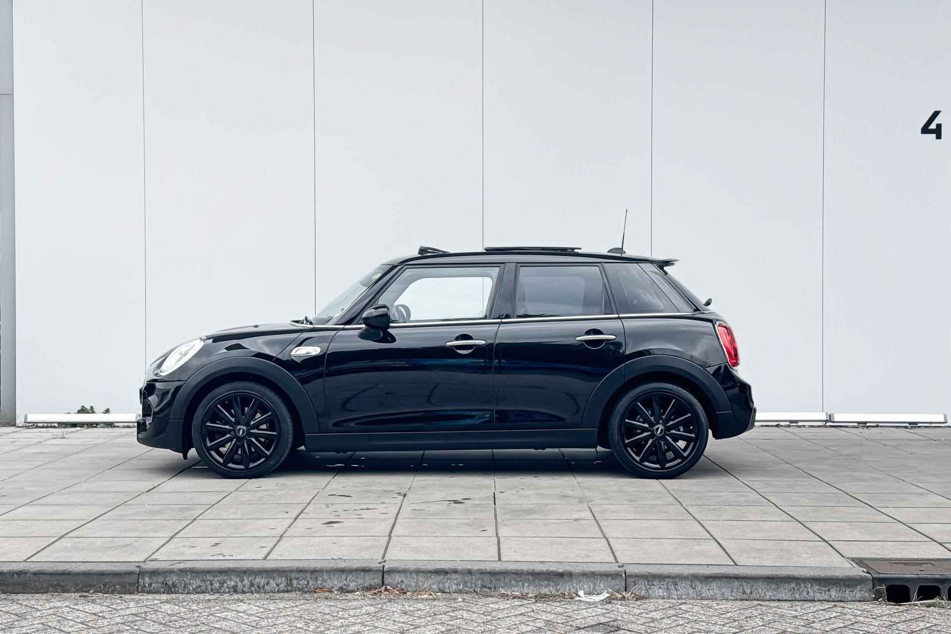 MINI 5-Deurs 2.0 Cooper S Chili Serious Business 17 Inch / Comfort Acces / Glazen Schuifdak / Sportstoelen / Piano Black Interieur lijsten / Navi Prof / Led Koplampen / Head Up Display - 2/20