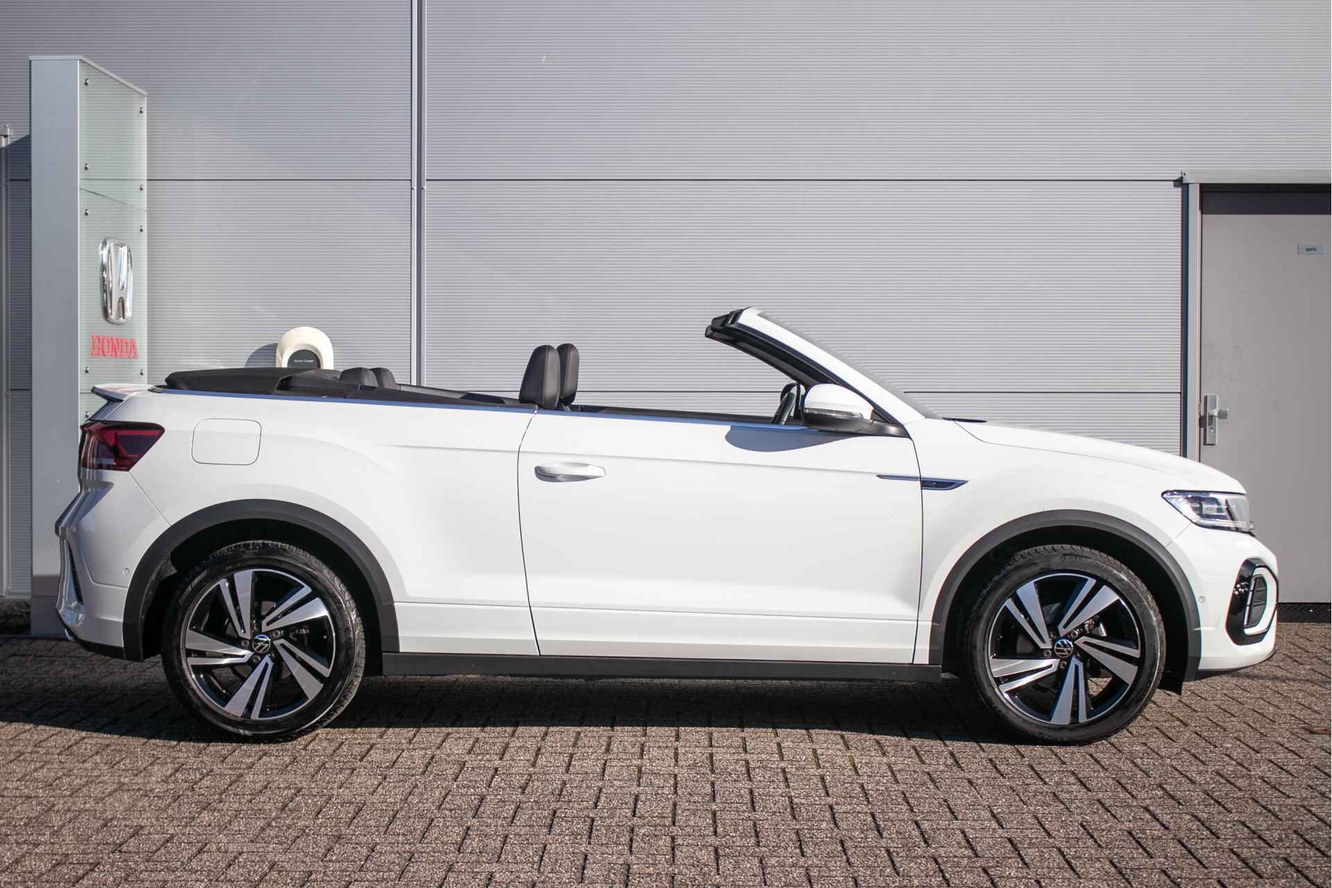 Volkswagen T-Roc Cabrio 1.5 TSI R-Line Automaat All-in rijklaarprijs | Org. NL auto | Nav. | Ad. Cruise | Winterpakket | IQ LED - 2/47