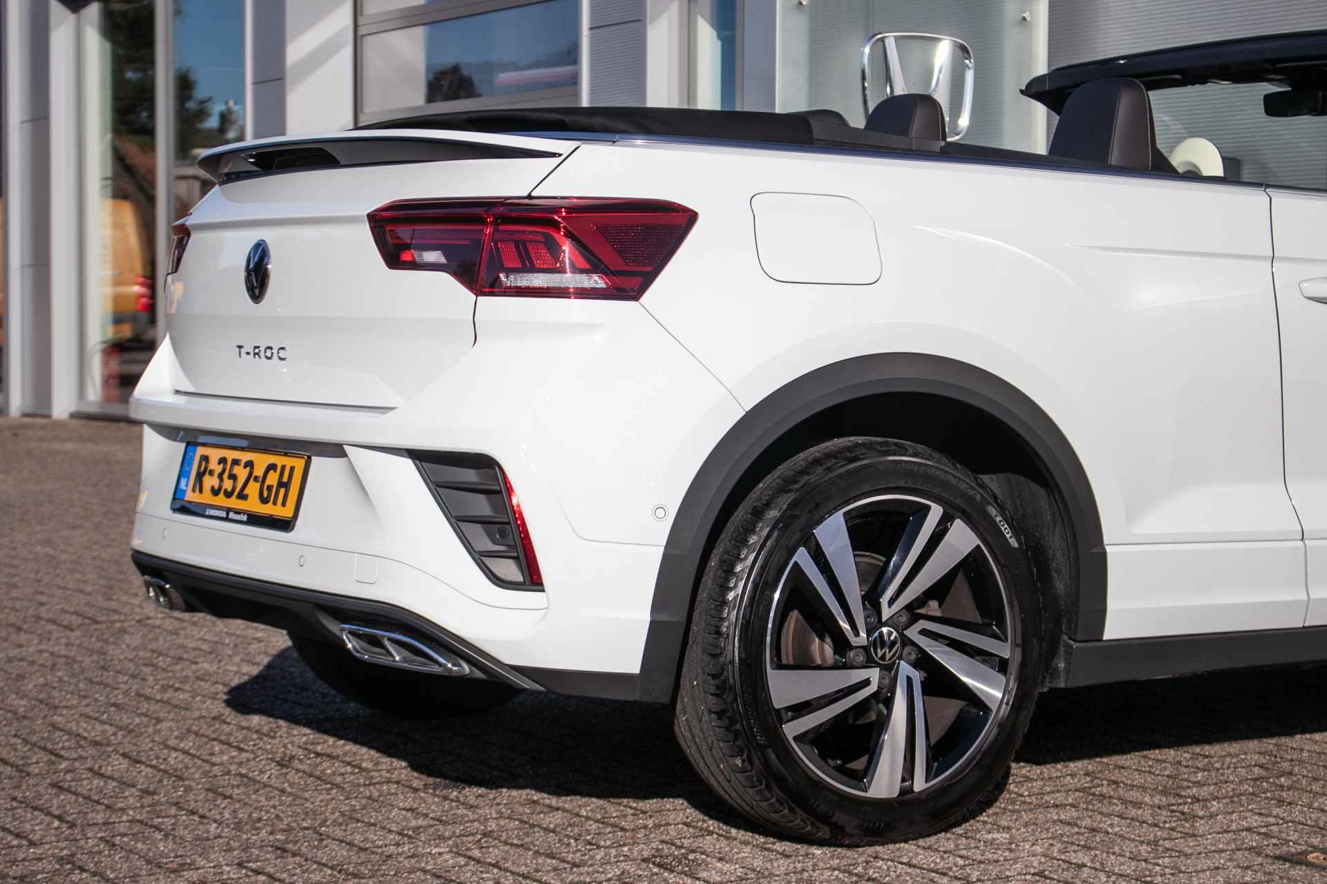 Volkswagen T-Roc Cabrio 1.5 TSI R-Line Automaat All-in rijklaarprijs | Org. NL auto | Nav. | Ad. Cruise | Winterpakket | IQ LED - 23/47