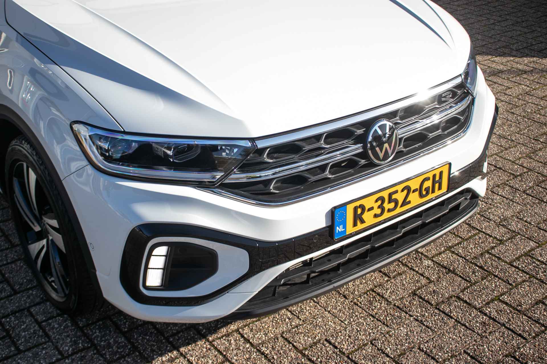 Volkswagen T-Roc Cabrio 1.5 TSI R-Line Automaat All-in rijklaarprijs | Org. NL auto | Nav. | Ad. Cruise | Winterpakket | IQ LED - 25/47