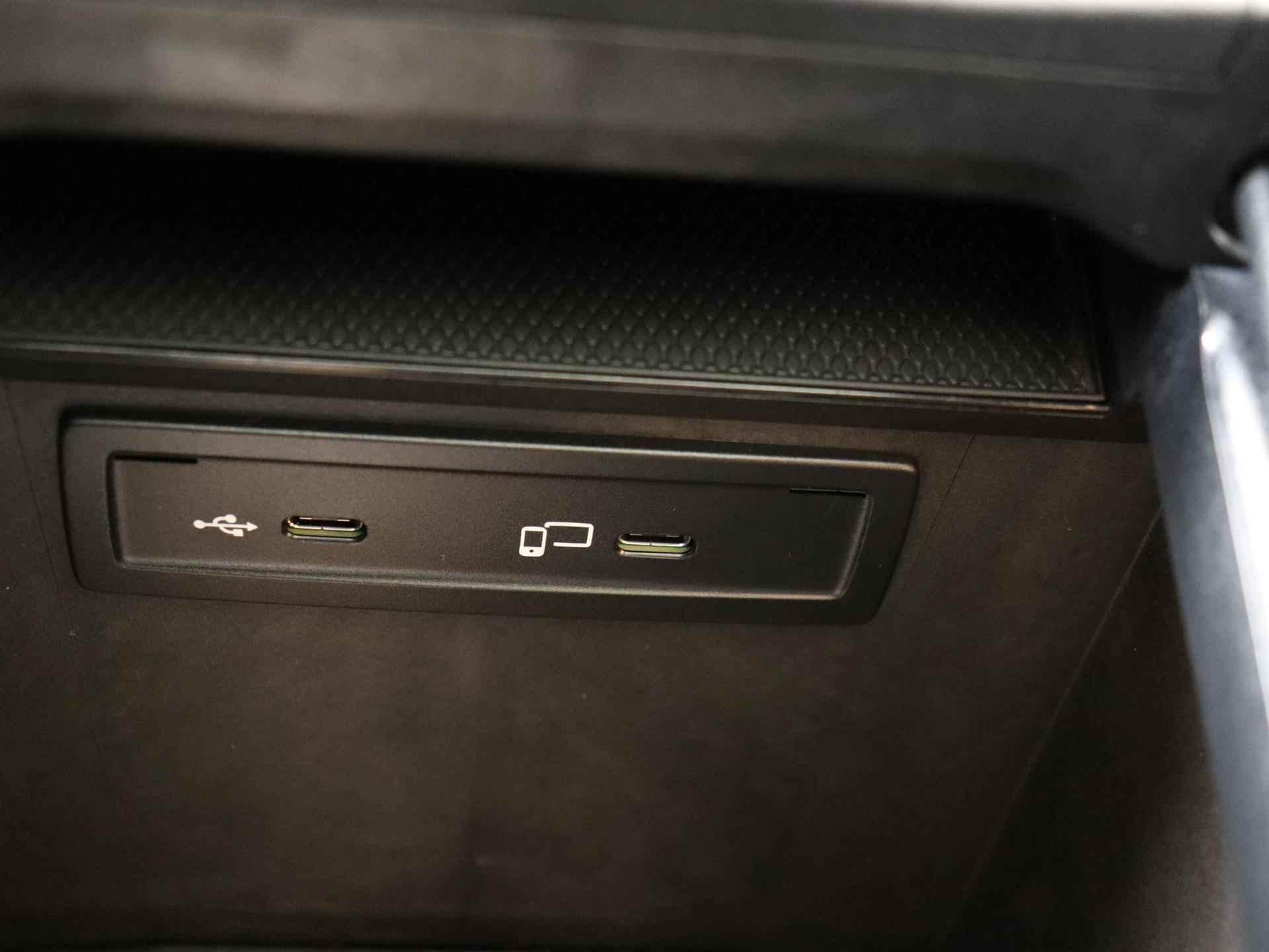 Mercedes-Benz EQC 400 4MATIC AMG Line 80 kWh Nieuw! /Panoramadak / Memory stoelen/ Schuifdak/ Sfeerverlichting/ - 24/40