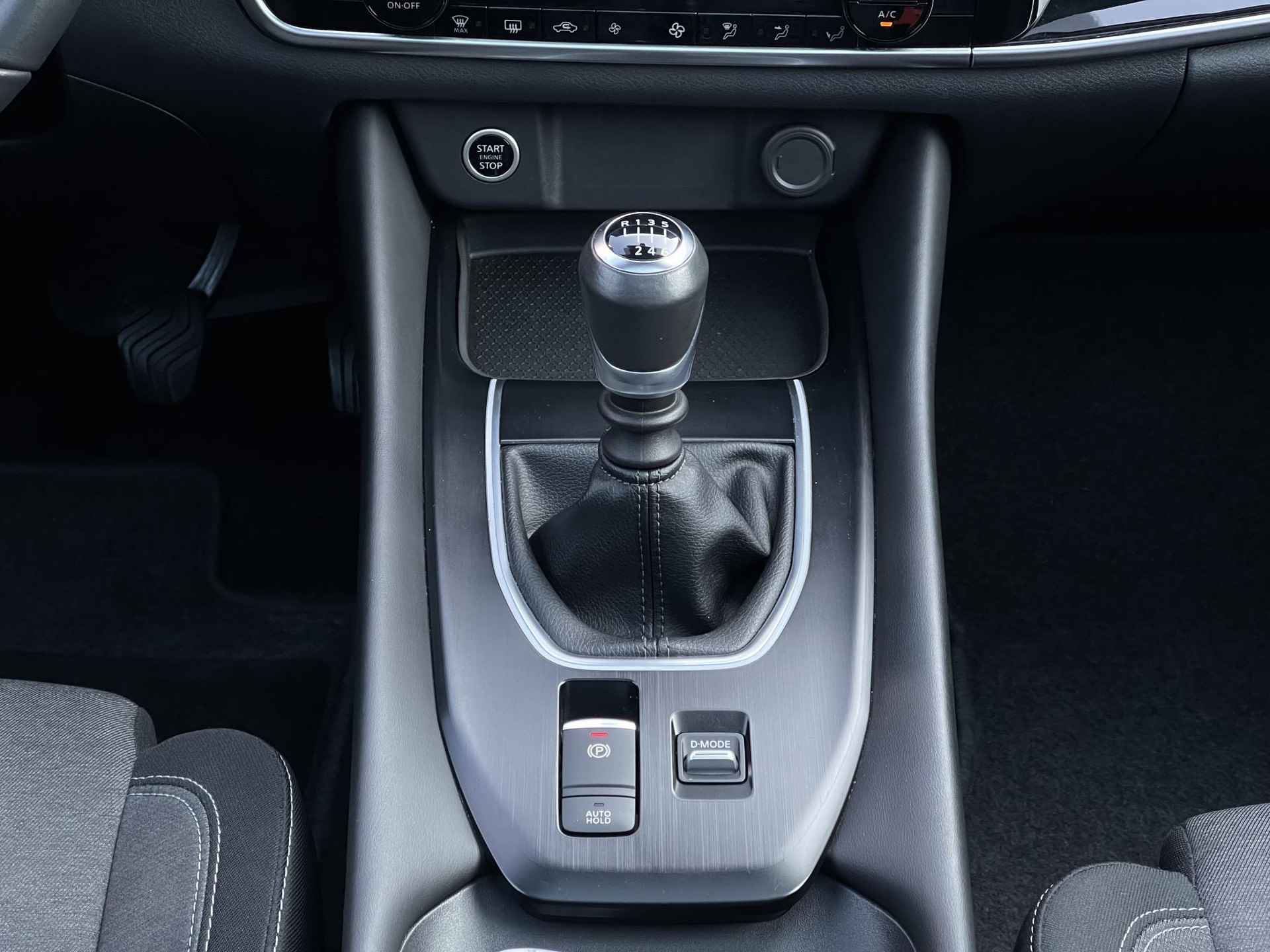 Nissan Qashqai 1.3 MHEV N-Connecta Design Pack | Panoramadak | Navigatie | 360° Camera | Adapt. Cruise Control | Digitaal Instrumentenpaneel | Rijklaarprijs! - 21/25