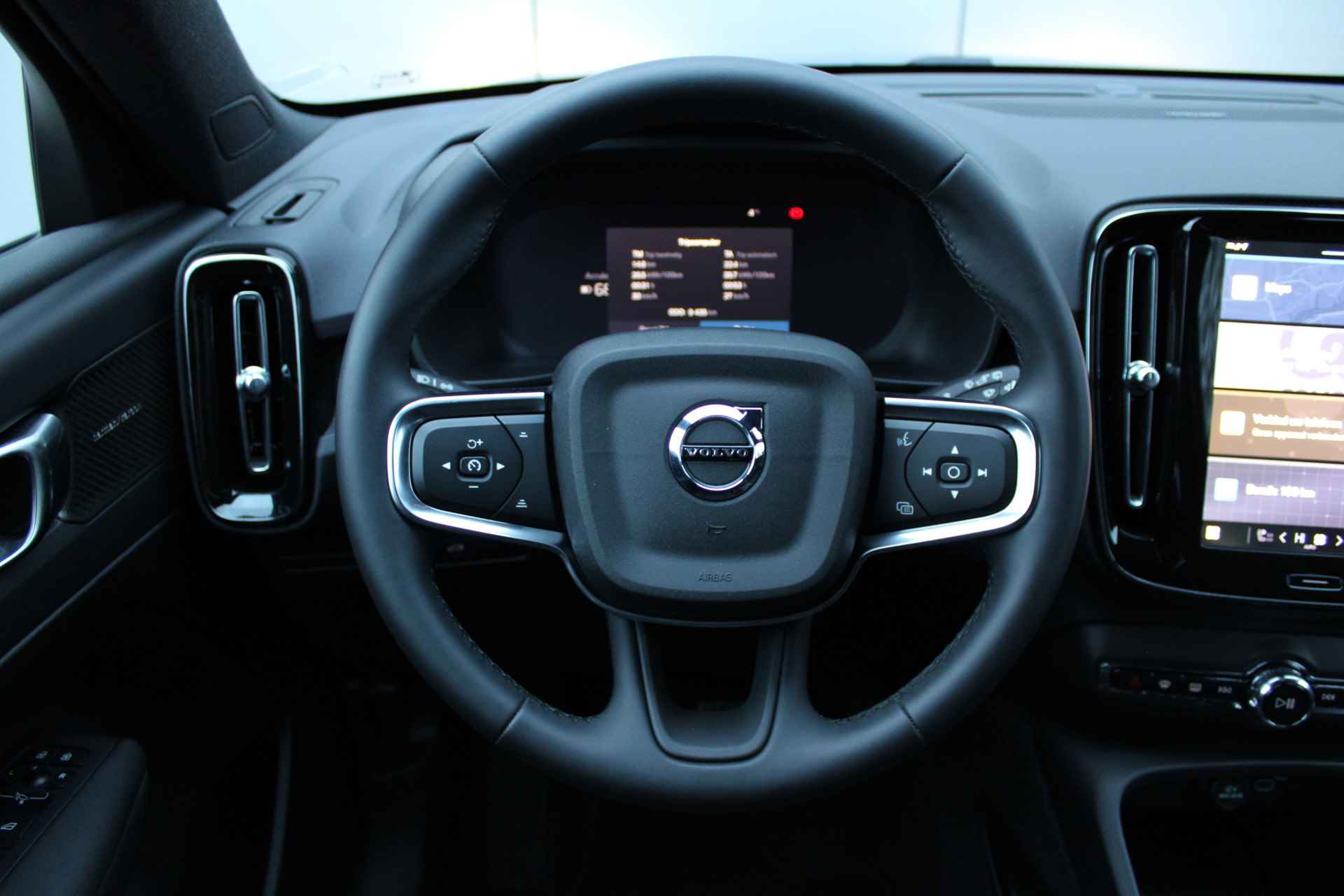 Volvo EX40 Single Motor Plus Black Edition 70 kWh | Harman Kardon | Pixel LED | Trekhaak - 29/34