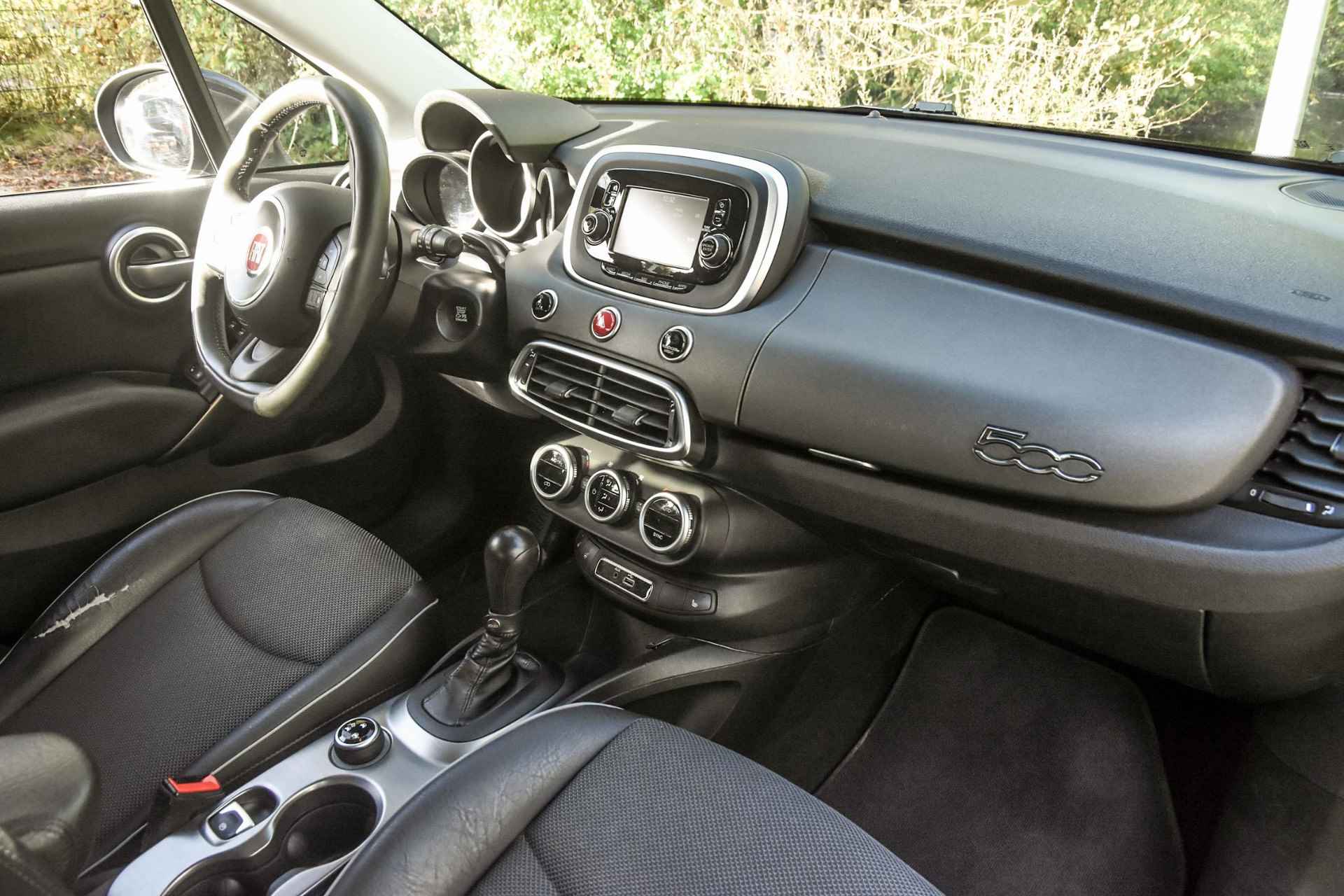 Fiat 500 X 1.4 Turbo MultiAir Lounge automaat / zwart leer/stof / stuurverwarming / stoelverwarming / airco / cruise control / navi / USB / privacy glass achter - 24/39