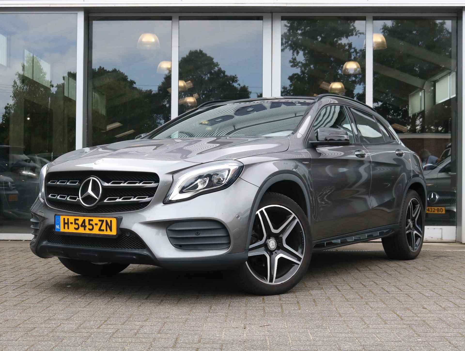 Mercedes-Benz GLA-klasse 200 Premium AMG-Line Panoramadak | Night edition - 1/8