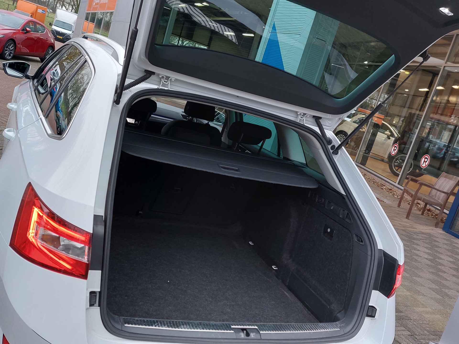 Škoda Superb Combi 1.5 TSI ACT 150pk DSG Business Edition | Origineel NL | Navi | Apple Carplay+Android Auto | Clima | Cruise | Led Koplampen | Keyless Entry | Stoelverwarming | Privacy Glass | 17''lm |Trekhaak - 38/51