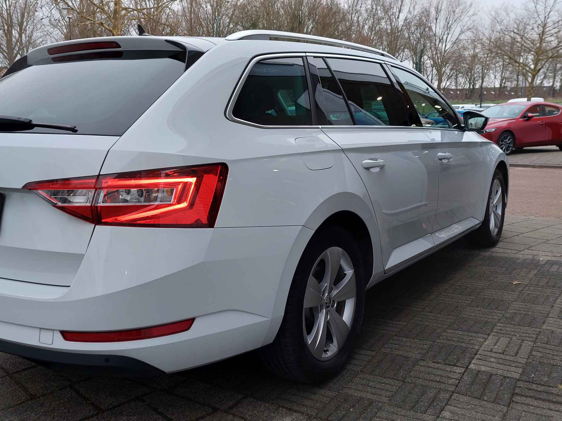 Škoda Superb Combi 1.5 TSI ACT 150pk DSG Business Edition | Origineel NL | Navi | Apple Carplay+Android Auto | Clima | Cruise | Led Koplampen | Keyless Entry | Stoelverwarming | Privacy Glass | 17''lm |Trekhaak - 46/51