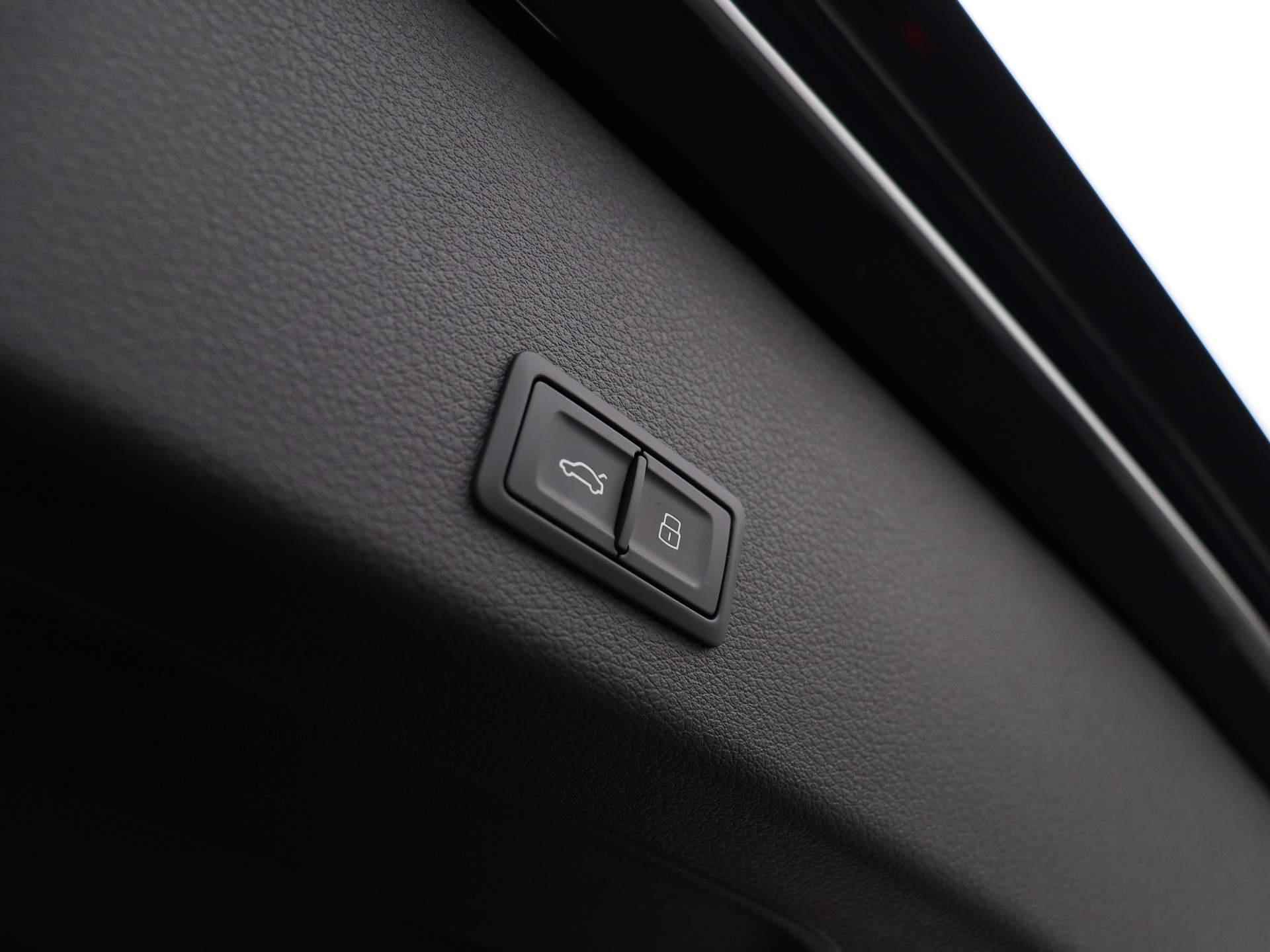 Audi Q8 e-tron 55 quattro S Edition 115 kWh 408 PK | S-line Interieur & Exterieur | Navigatie | 360 Camera | Panoramadak | Adaptive Cruise Control | Head-up Display | Stoelverwarming | Lichtmetalen velgen | Climate Control | Audi Virtual Mirrors | Fabrieksgarantie | - 15/56