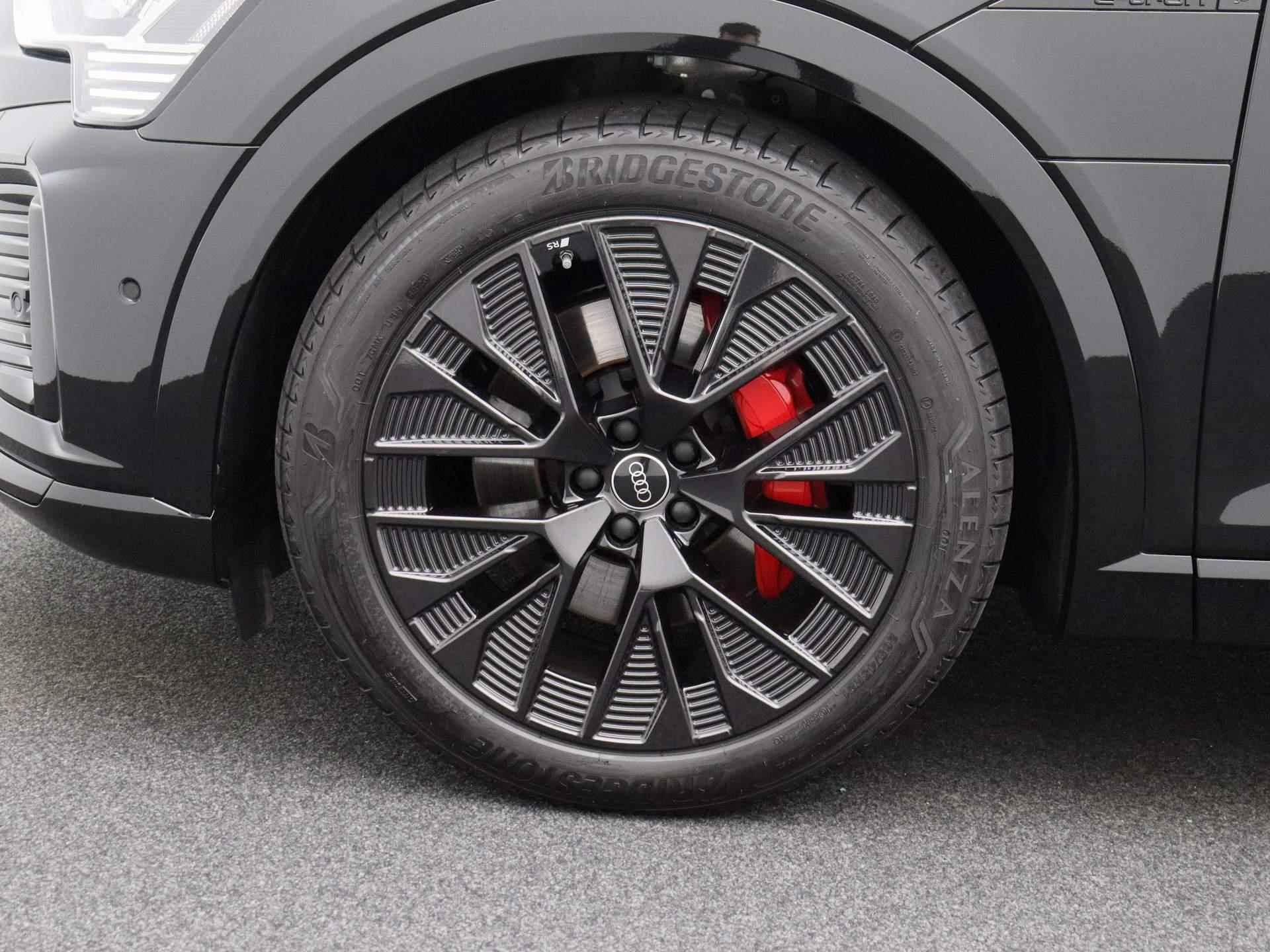 Audi Q8 e-tron 55 quattro S Edition 115 kWh 408 PK | S-line Interieur & Exterieur | Navigatie | 360 Camera | Panoramadak | Adaptive Cruise Control | Head-up Display | Stoelverwarming | Lichtmetalen velgen | Climate Control | Audi Virtual Mirrors | Fabrieksgarantie | - 17/56