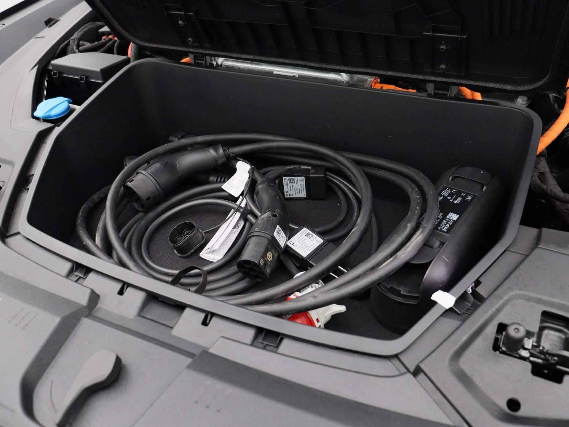 Audi Q8 e-tron 55 quattro S Edition 115 kWh 408 PK | S-line Interieur & Exterieur | Navigatie | 360 Camera | Panoramadak | Adaptive Cruise Control | Head-up Display | Stoelverwarming | Lichtmetalen velgen | Climate Control | Audi Virtual Mirrors | Fabrieksgarantie | - 52/56