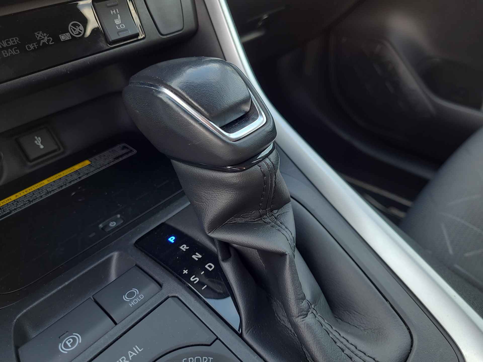 Toyota RAV4 2.5 Hybrid AWD Team-D Automaat | Apple CarPlay / Android Auto | Navigatie | Trekhaak | Rijklaarprijs incl. garantie | - 12/39