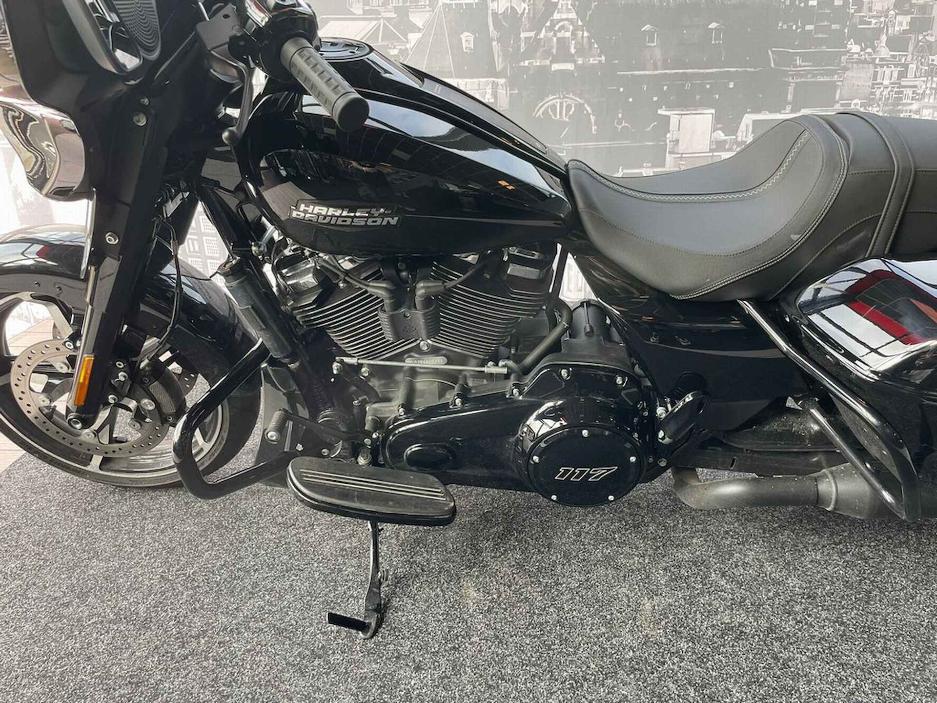 Harley-Davidson FLHX STREET GLIDE Vivid Black Blacked Out - 5/8