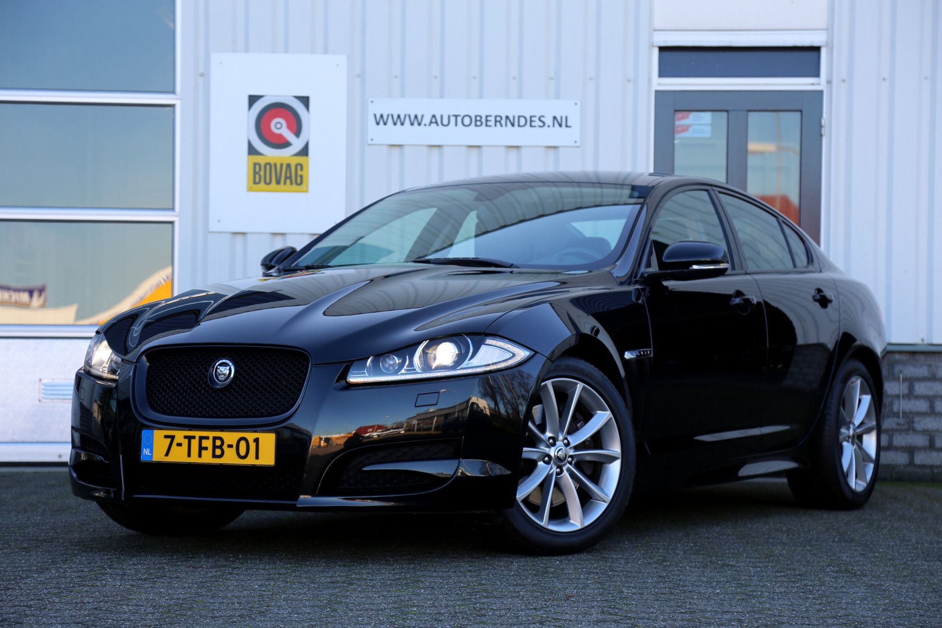 Jaguar XF 3.0 V6 Supercharged 340PK Automaat*NL-Auto*Aerodynamica-pakket*Black Pack*Keyless Entry/Navi/Leder/Bi-Xenon/LED* bij viaBOVAG.nl