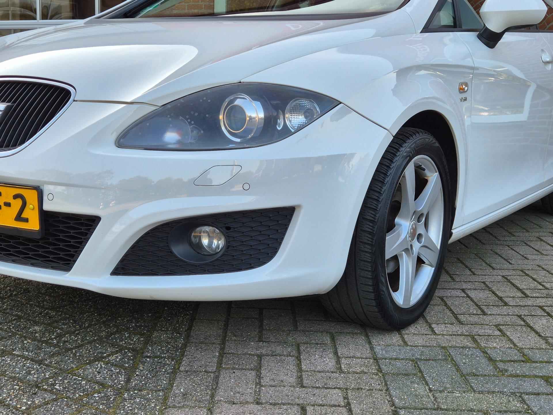 Seat Leon 1.2 TSI Ecomotive Sport 105PK 5drs clima, cruise, navi, pdc, trekhaak, stoelverw, xenon RIJKLAAR - 8/19