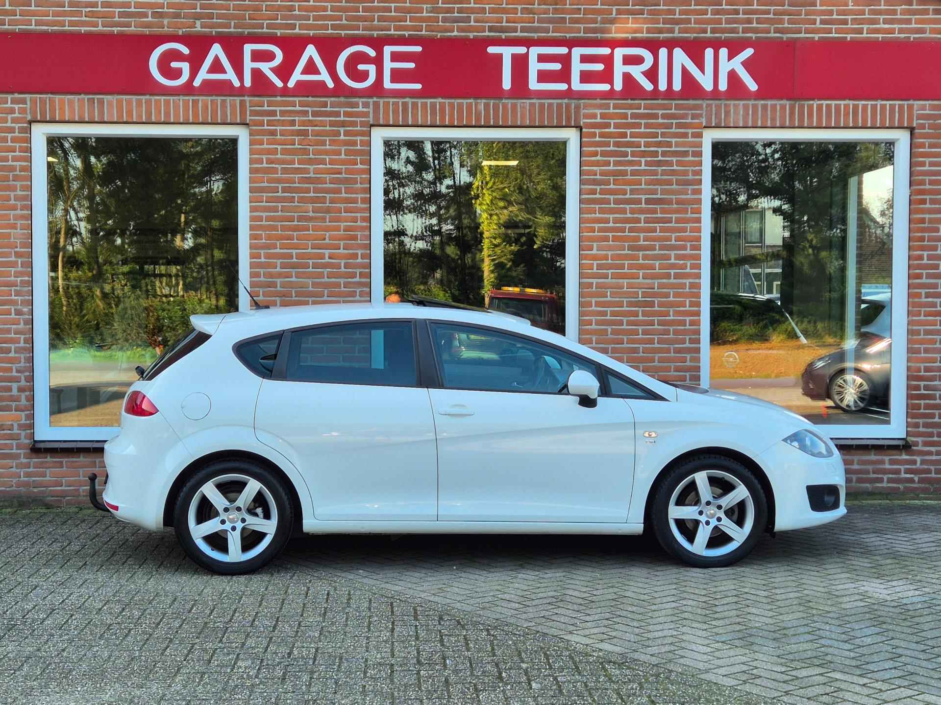 Seat Leon 1.2 TSI Ecomotive Sport 105PK 5drs clima, cruise, navi, pdc, trekhaak, stoelverw, xenon RIJKLAAR - 17/19