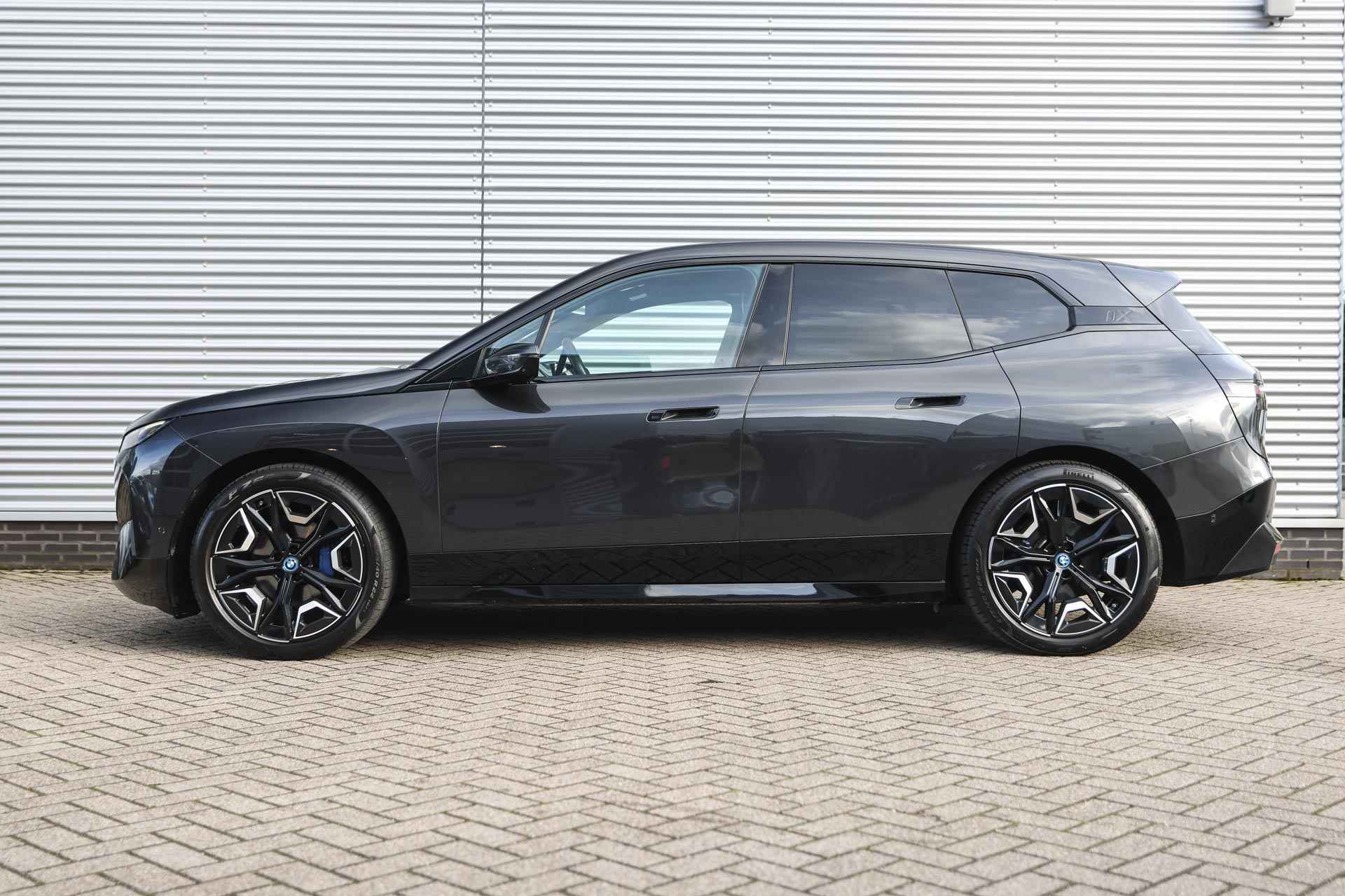 BMW iX xDrive50 High Executive 112 kWh / Active Steering / Luchtvering / Panoramadak Sky Lounge / Trekhaak / Bowers & Wilkins / Head-Up / Stoelventilatie / / Laserlight / Live Cockpit Professional - 4/42