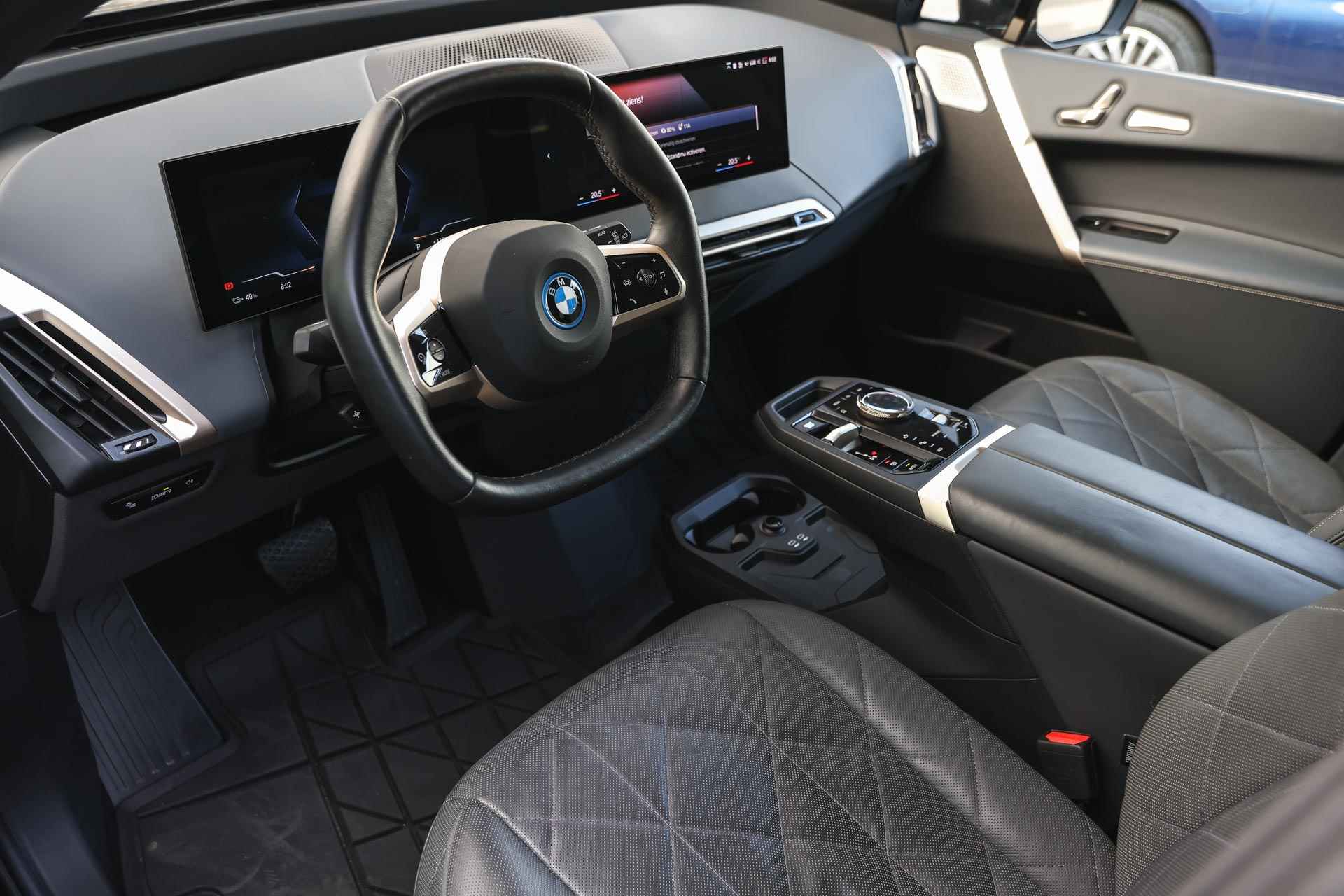 BMW iX xDrive50 High Executive 112 kWh / Active Steering / Luchtvering / Panoramadak Sky Lounge / Trekhaak / Bowers & Wilkins / Head-Up / Stoelventilatie / / Laserlight / Live Cockpit Professional - 21/42