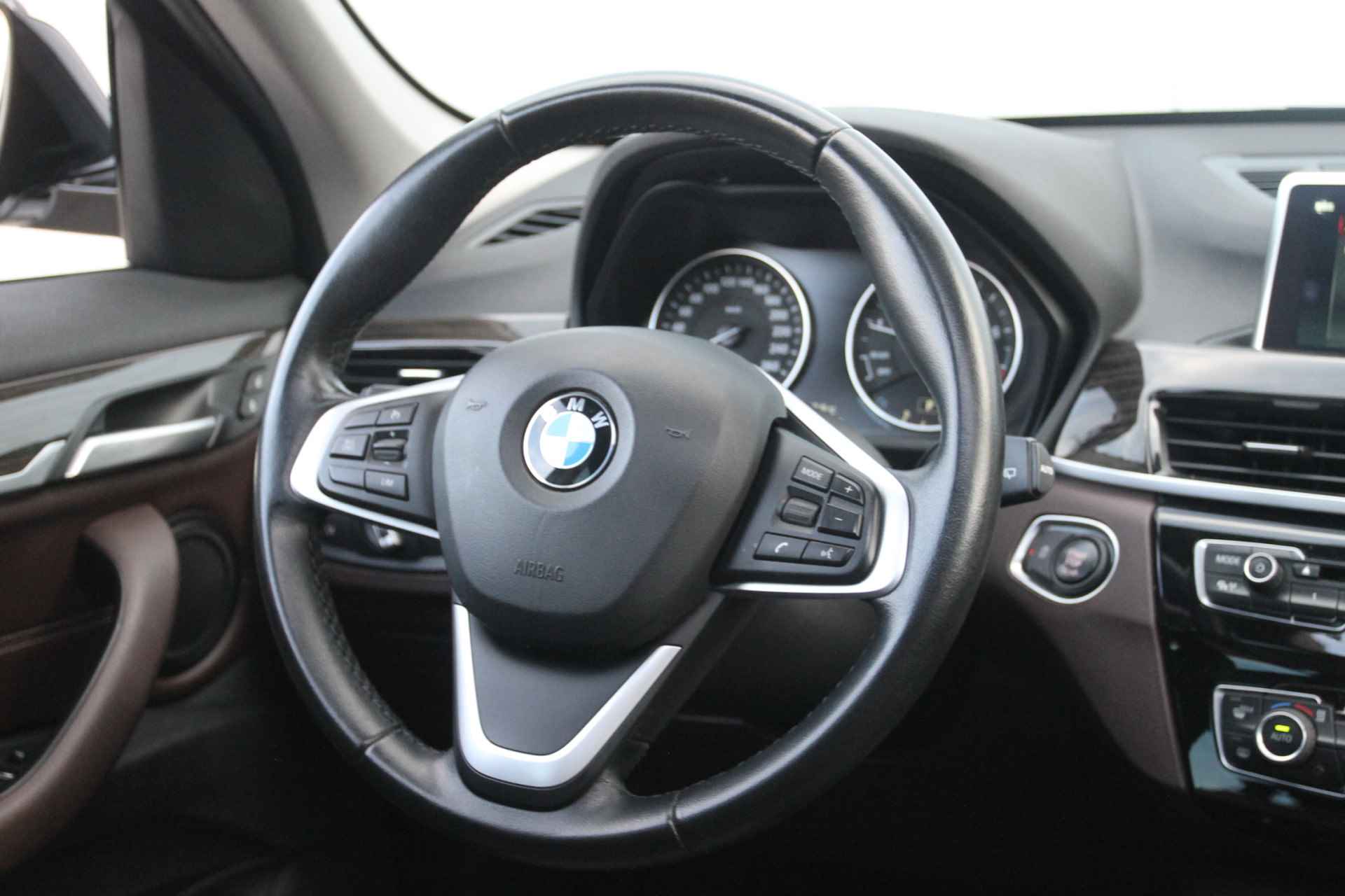 BMW X1 sDrive18i Sport Line | Navi Prof. | Pano | Trekhaak | Compleet! - 8/36